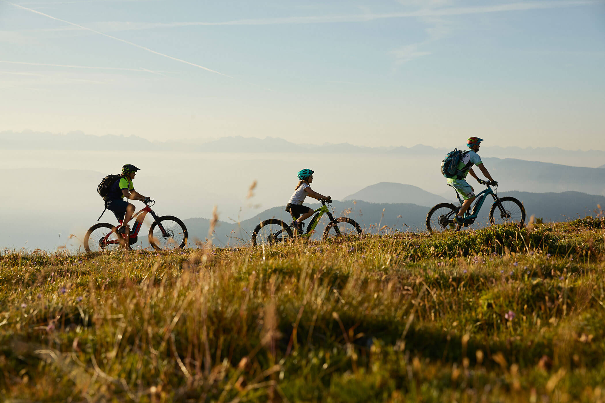 Eltern mit ihrem Kind machen eine Mountainbike-Tour in den Südtiroler Bergen - Posta Zirm