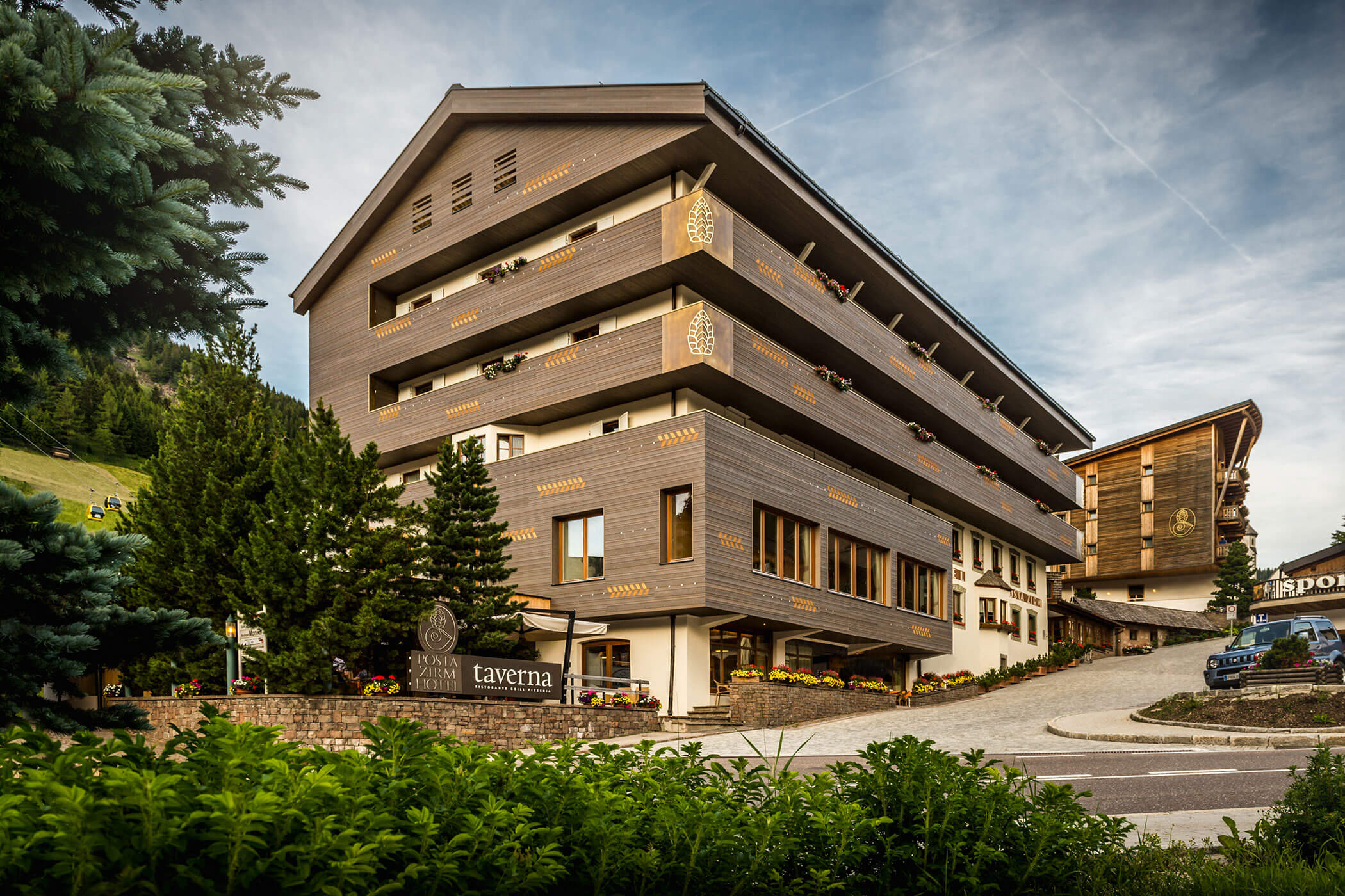 Einfahrt vom Hotel Posta Zirm