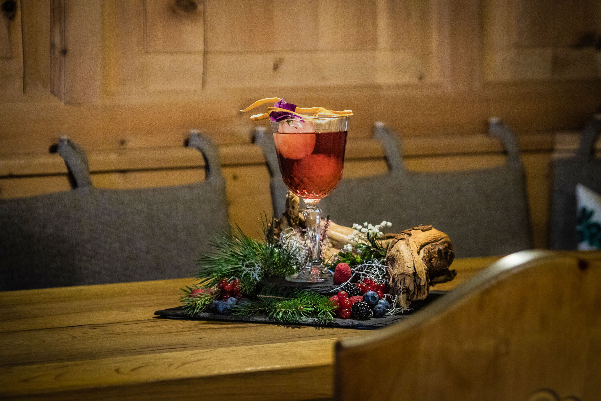 Aperitif-Getränk auf einem Holztisch - Posta Zirm