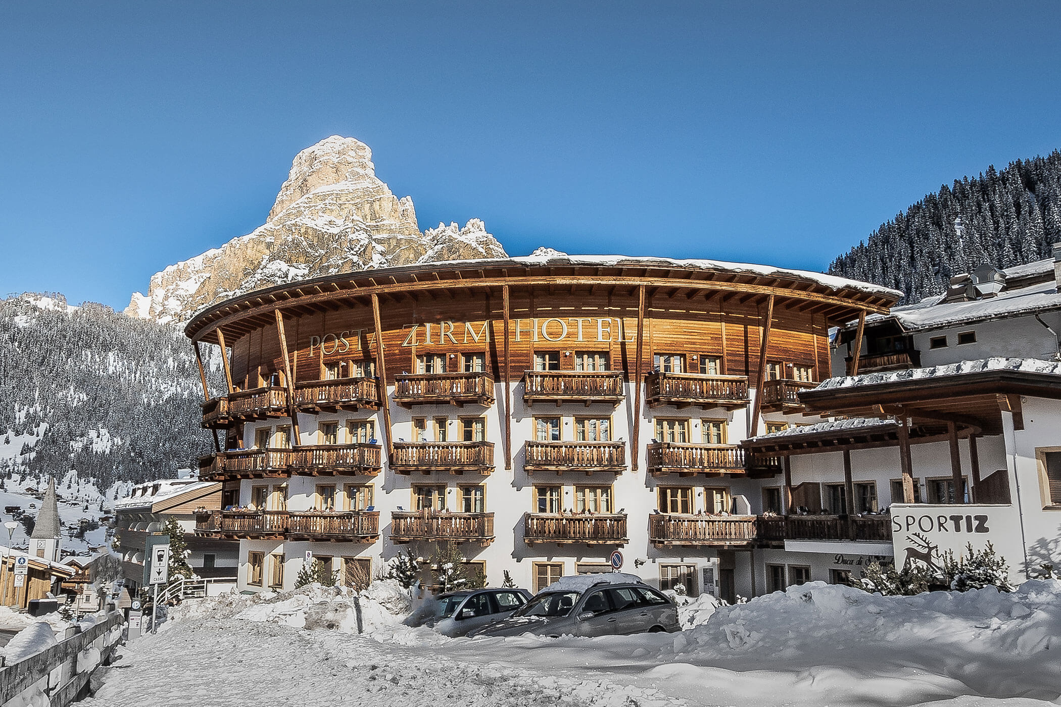 Das Hotel Posta Zirm von außen im Winter