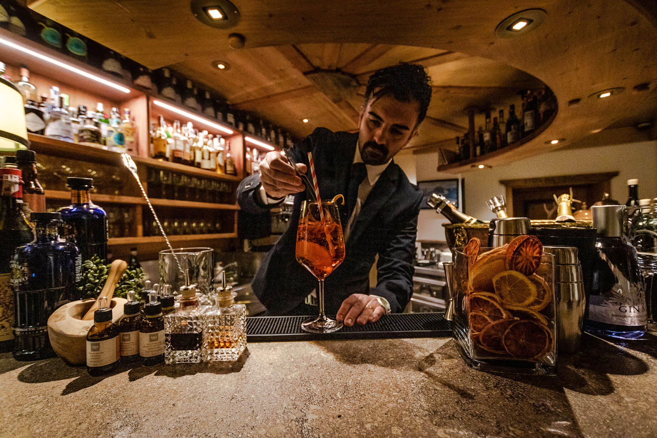 Barkeeper bereitet einen Aperol Spritz vor - Posta Zirm