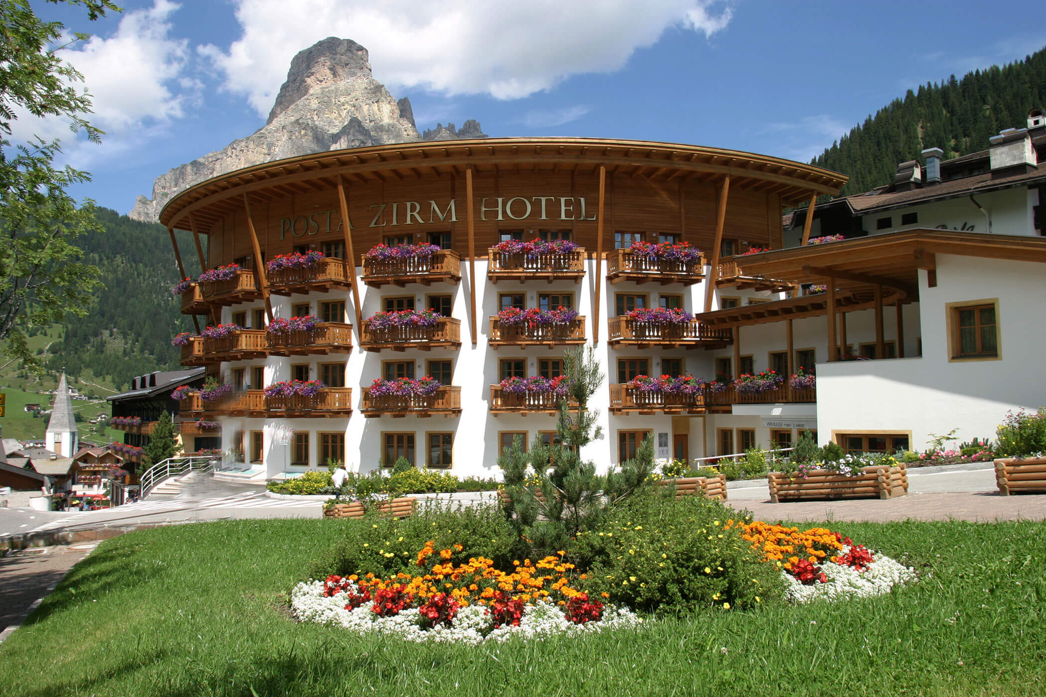 Das Hotel Posta Zirm von außen im Sommer