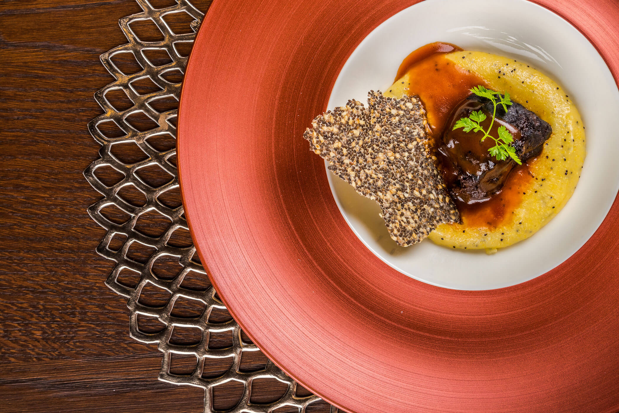Polenta mit einem Stück Fleisch - Posta Zirm