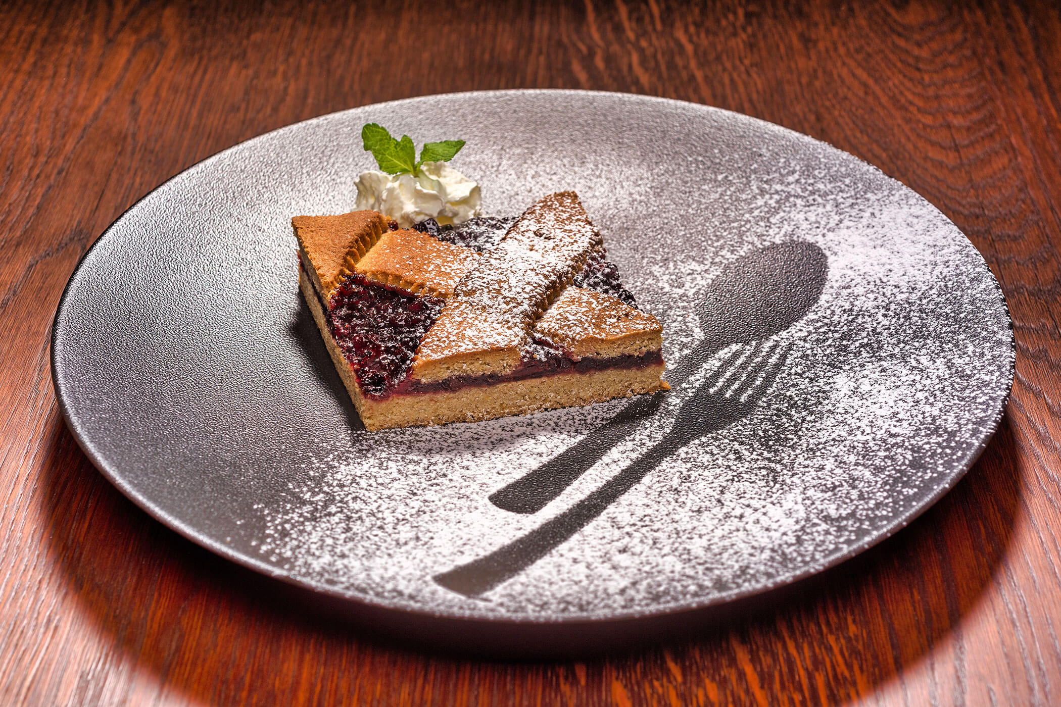Gitterkuchen mit Sahne und Staubzucker - Posta Zirm