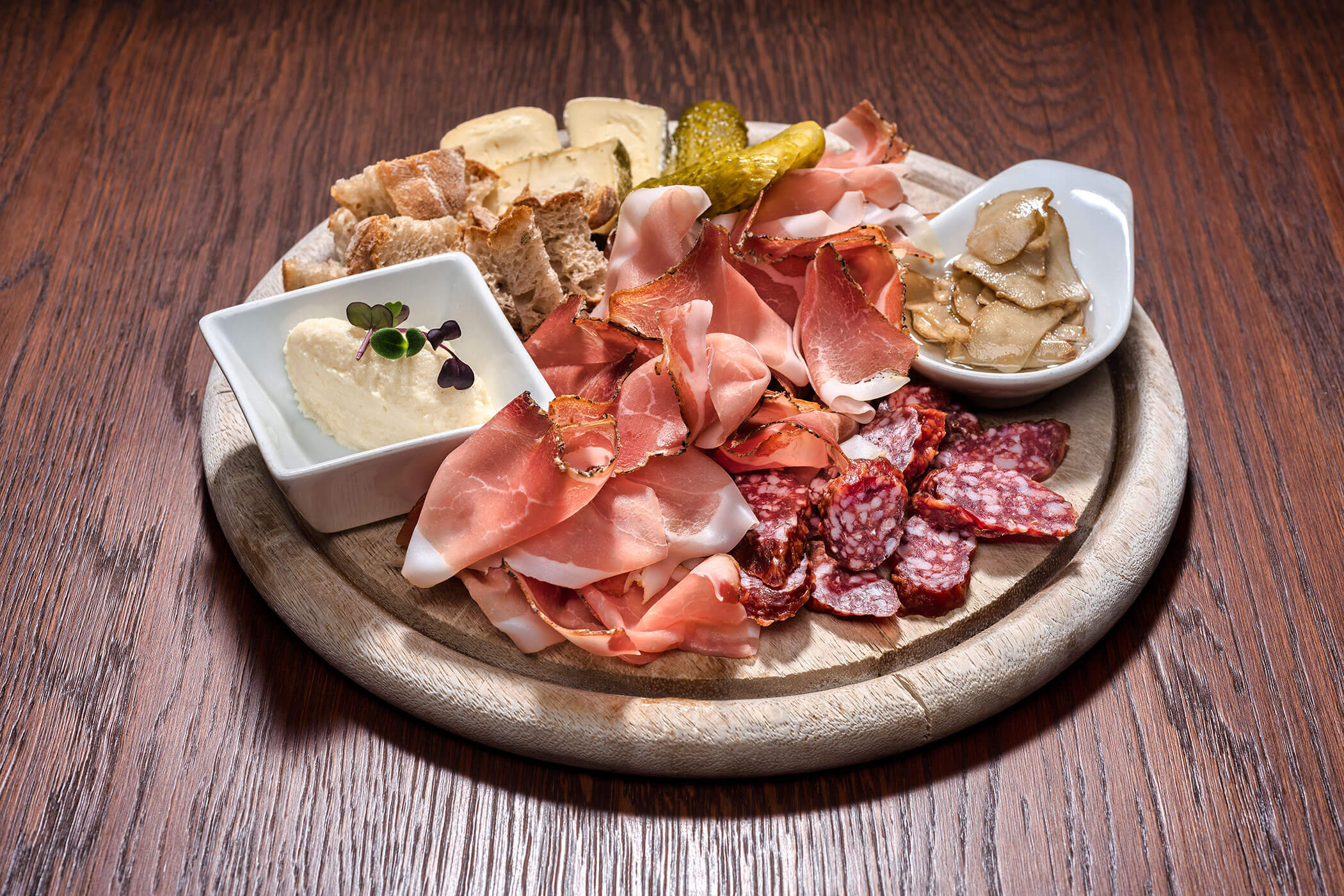Jause-Brettl mit Kaminwurze, Käse, Speck, Gurken und Brot - Posta Zirm