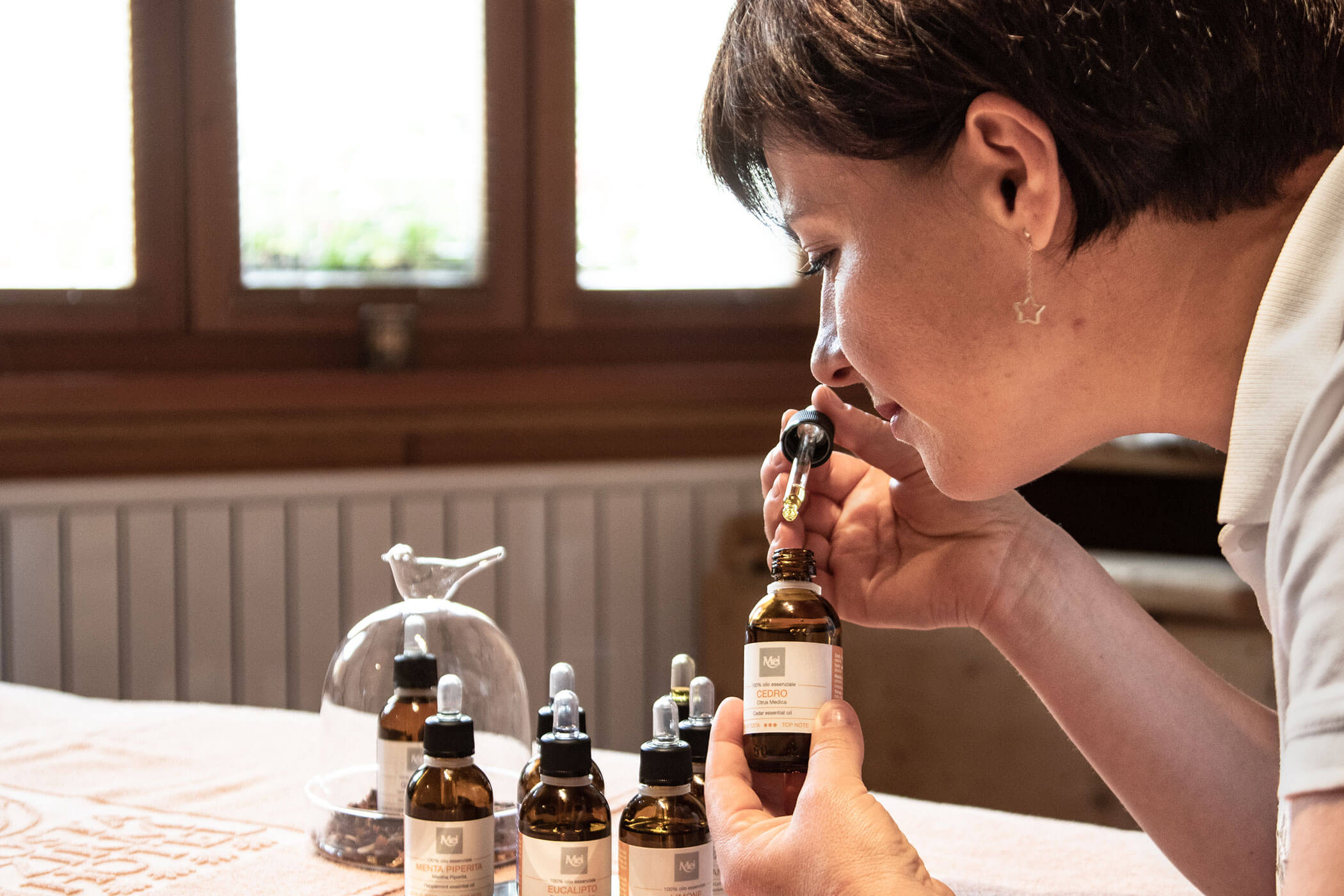Masseurin riecht an den Massage-Ölen - Posta Zirm