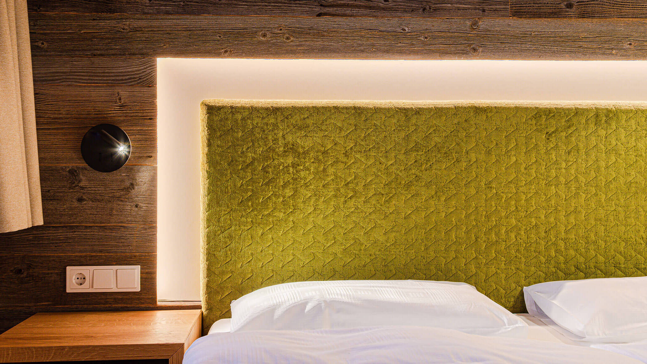 Doppelbett mit Holzwand - Posta Zirm