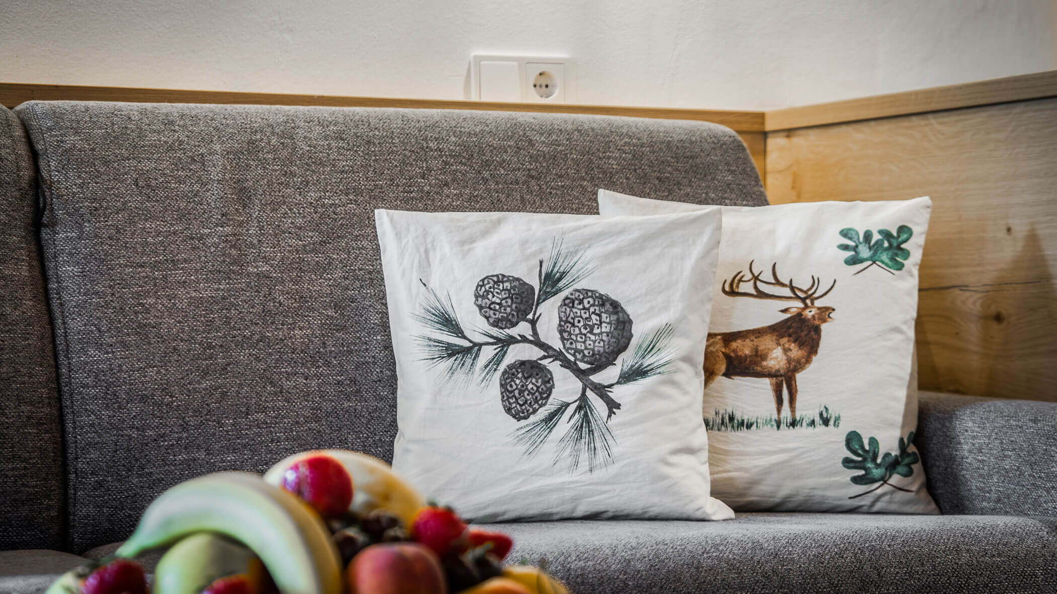 Graues Sofa mit zwei weißen Kissen - Posta Zirm