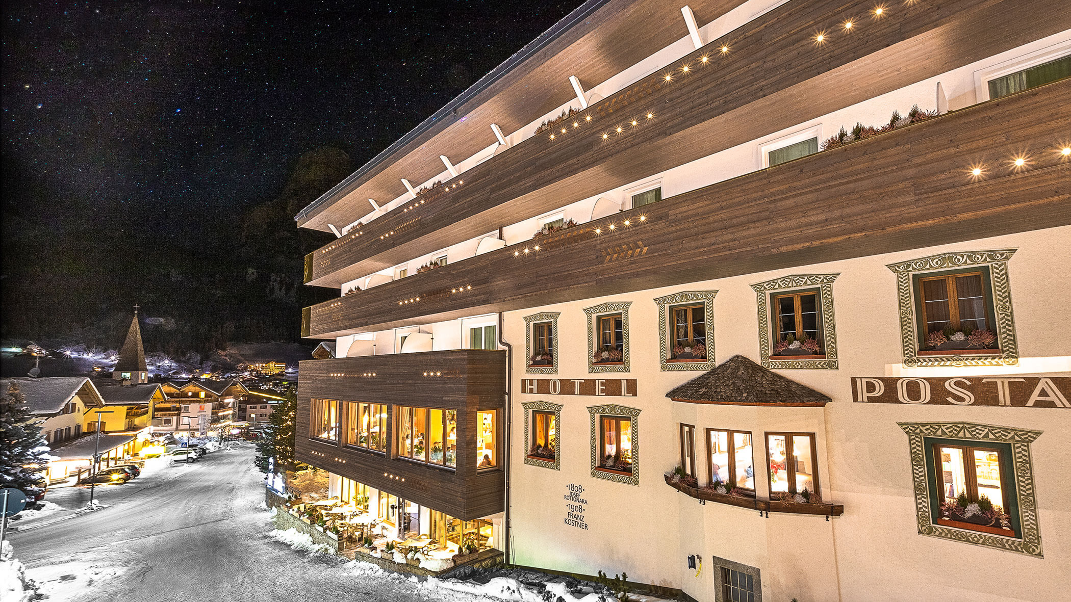 Das Hotel Posta Zirm von außen im Winter