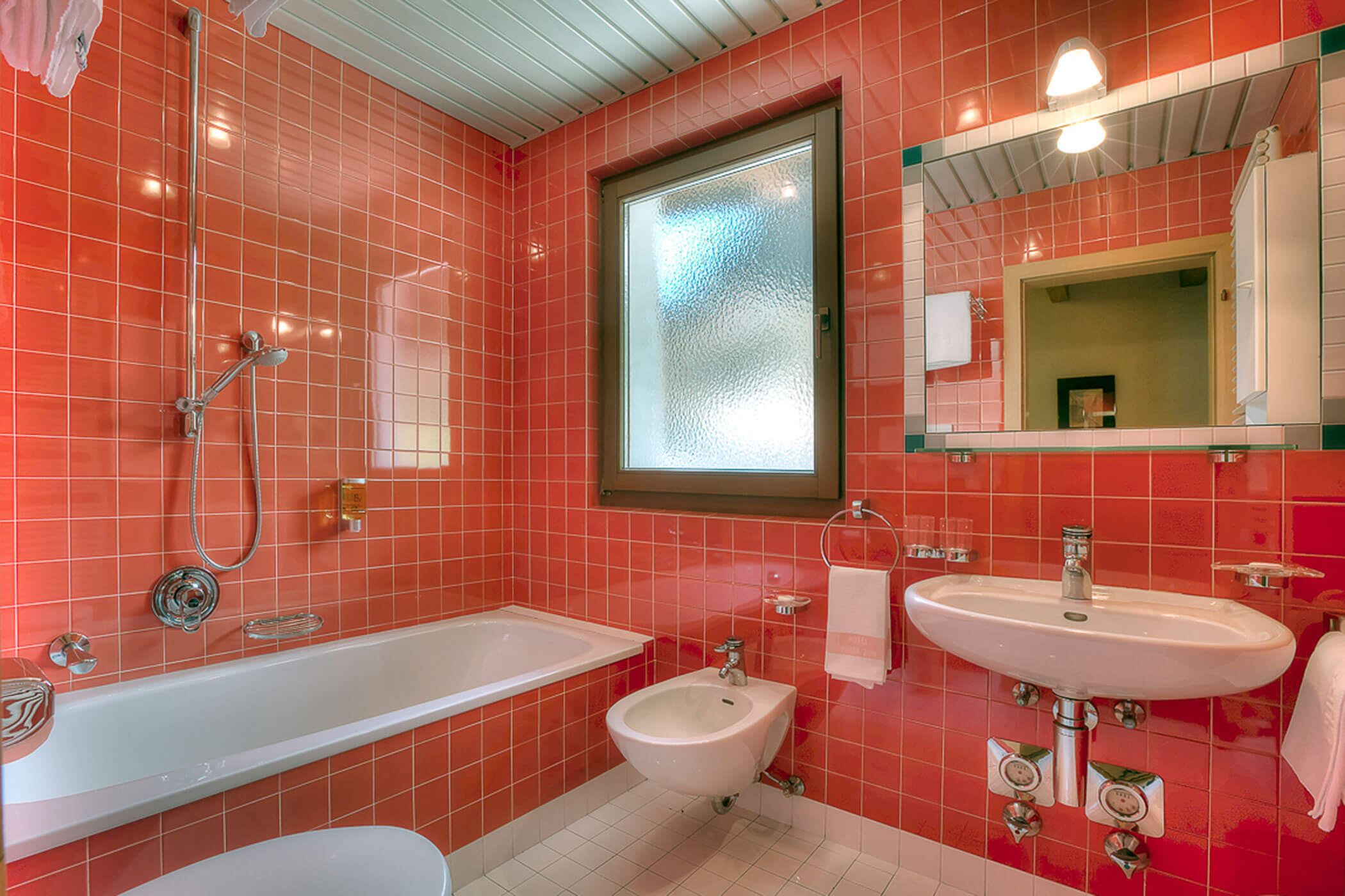 Badezimmer mit Badewanne, WC, Bidet und Waschbecken in der Ferienwohnung Boé - Posta Zirm