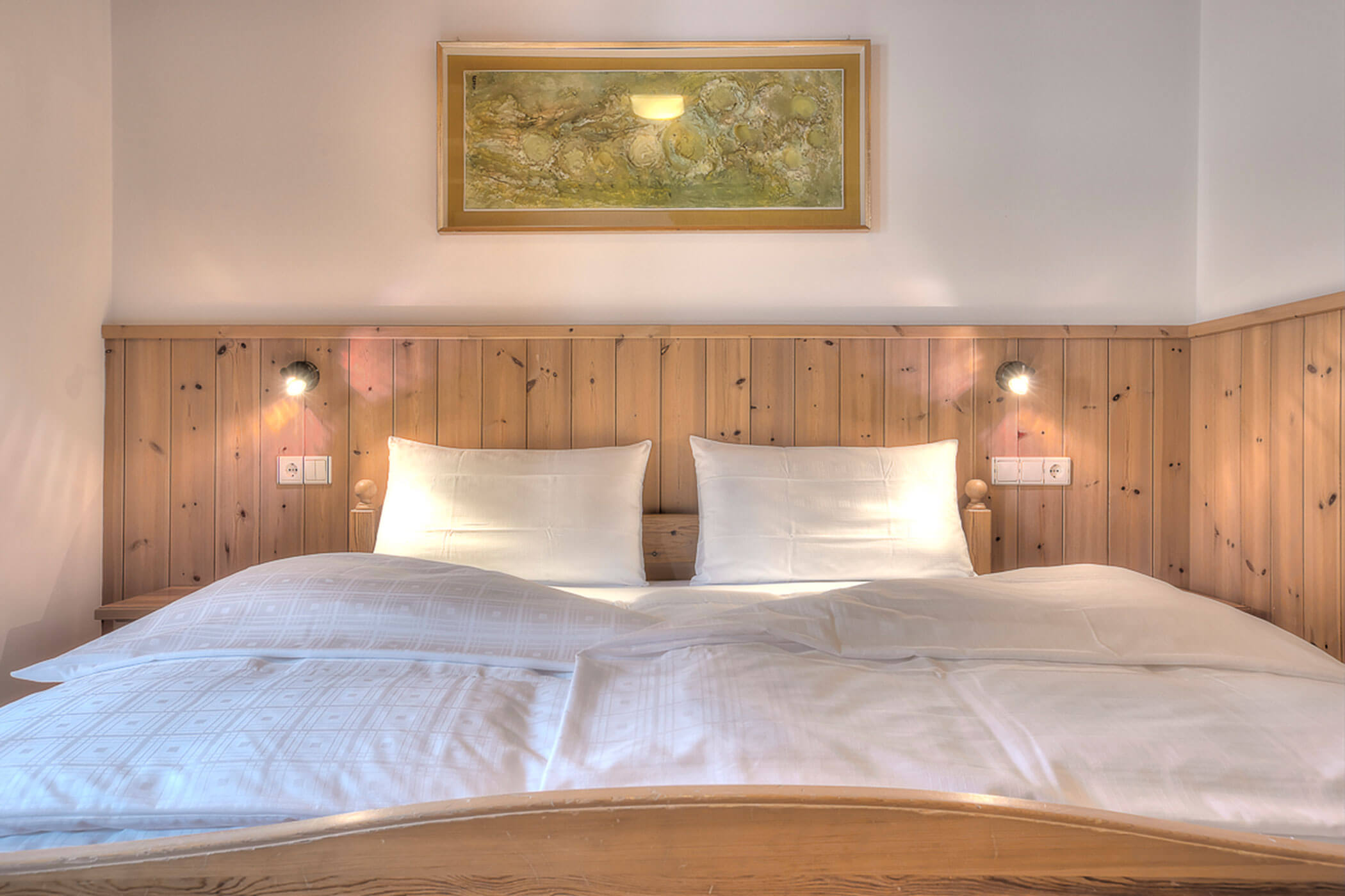 Doppelbett mit weißen Bettbezügen - Posta Zirm