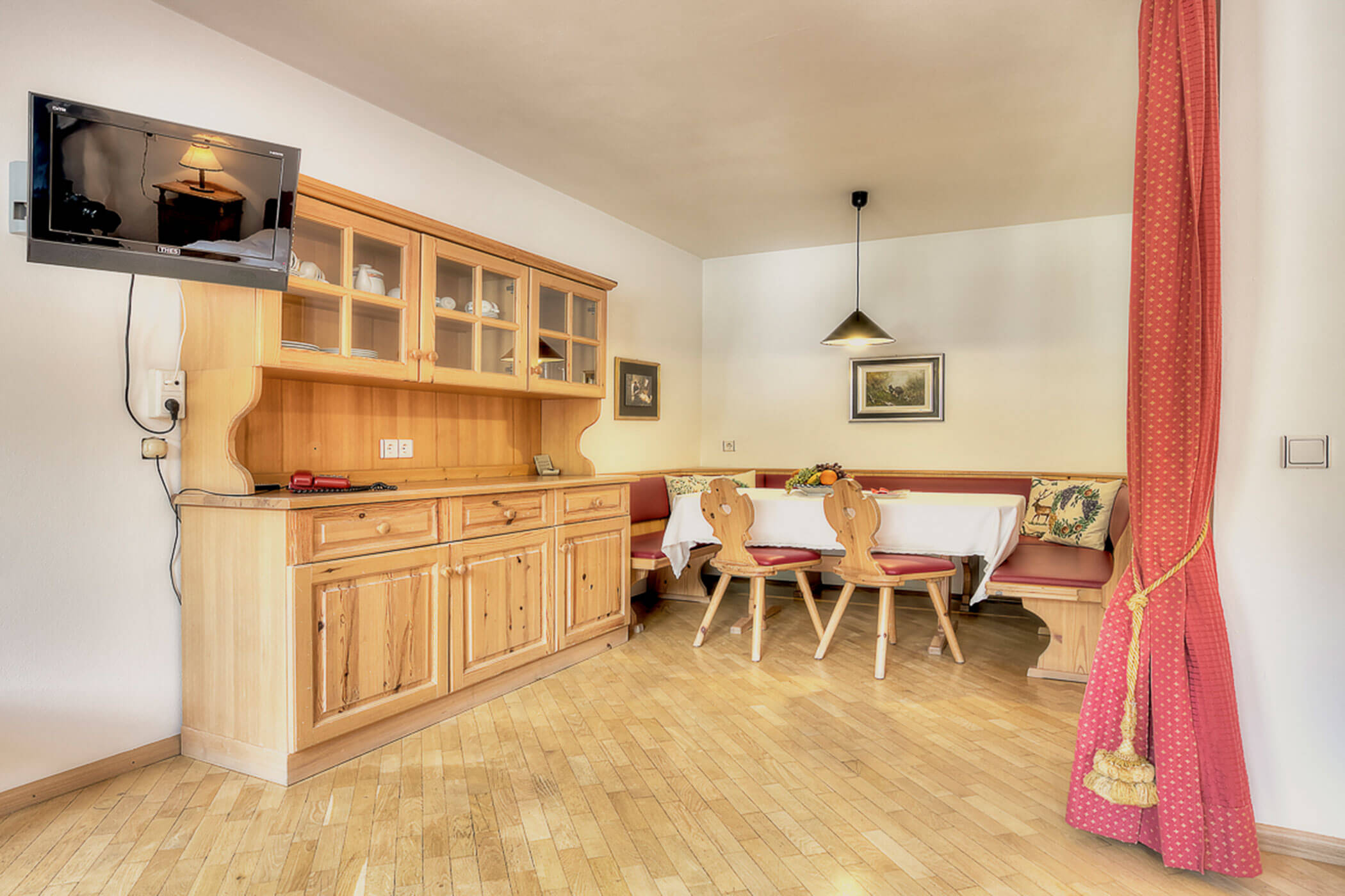 Eckbank mit Tisch und zwei Stühlen in der Ferienwohnung Boé - Posta Zirm