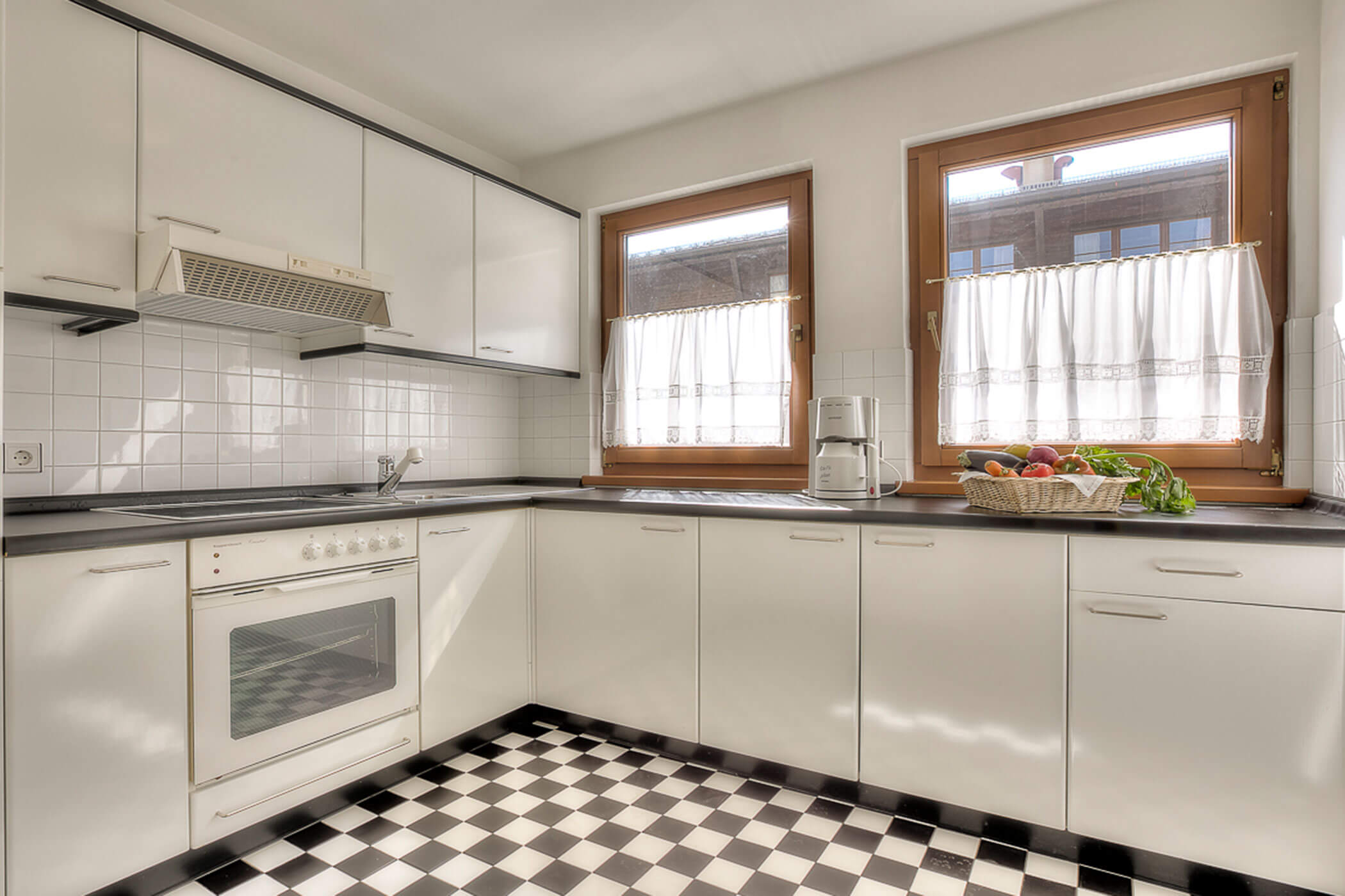 Küche mit Kaffeemaschine und Gemüsekorb in der Ferienwohnung Boé - Posta Zirm