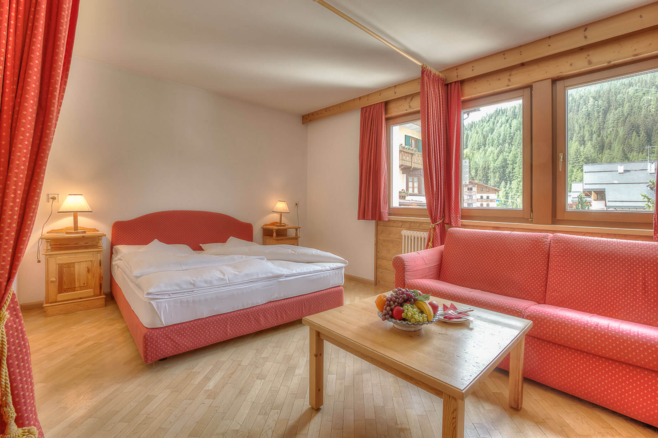 Sofa mit Doppelbett in der Ferienwohnung Boé - Posta Zirm