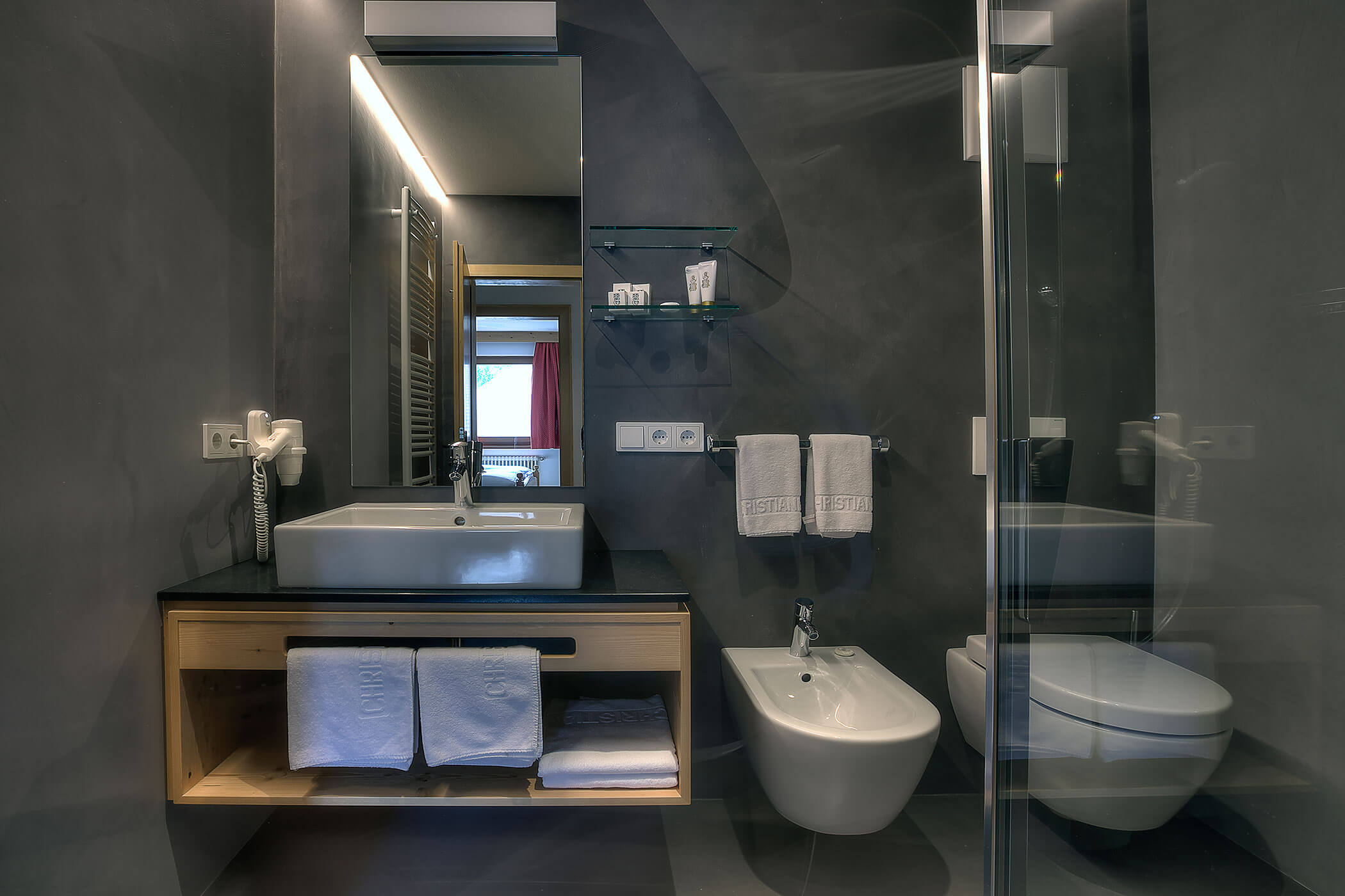 Badezimmer mit Dusche, Bidet und Waschbecken in der Ferienwohnung Ciampac - Posta Zirm