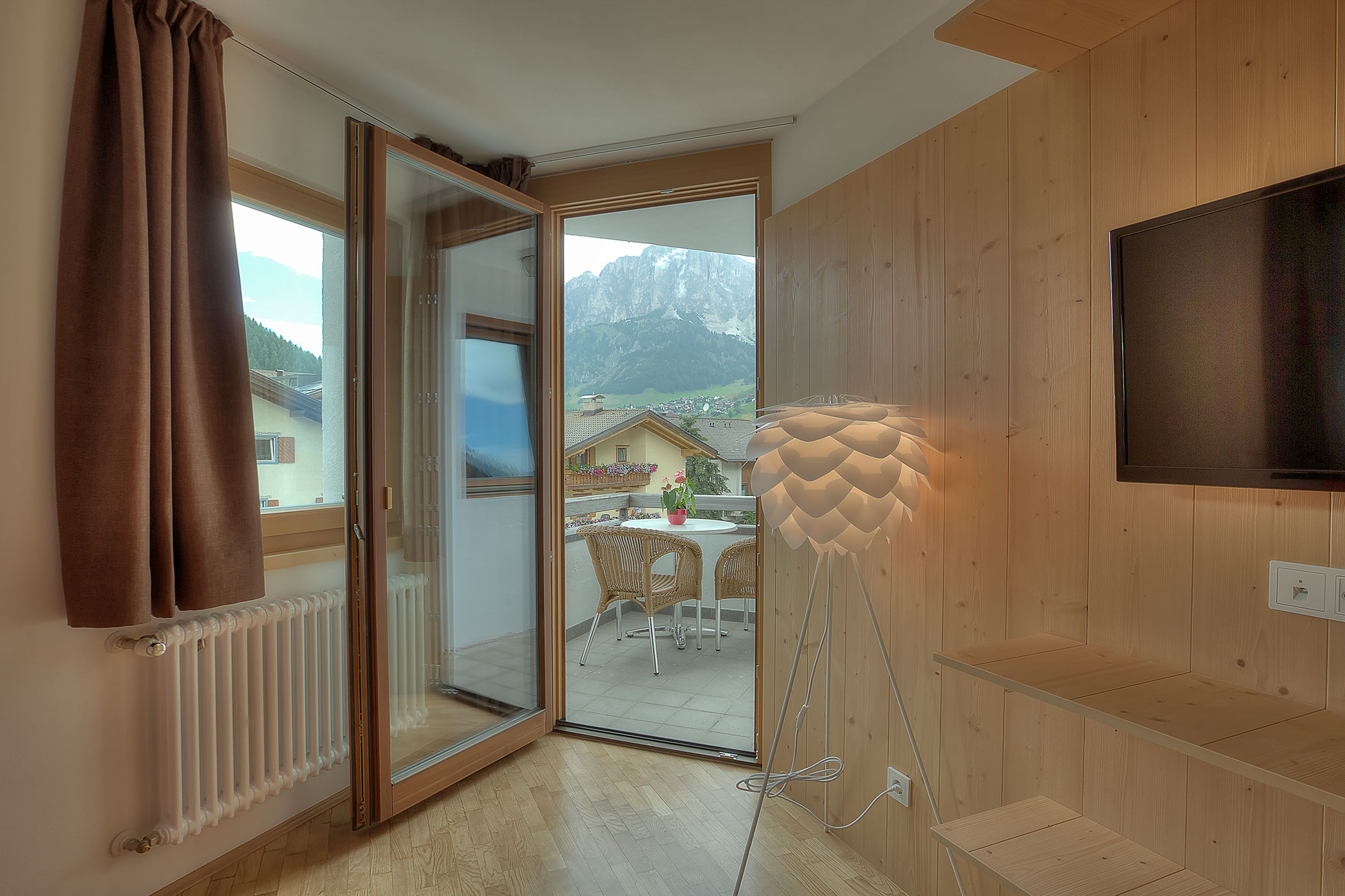 Balkontür mit Blick auf den Balkon in der Ferienwohnung Ciampac - Posta Zirm