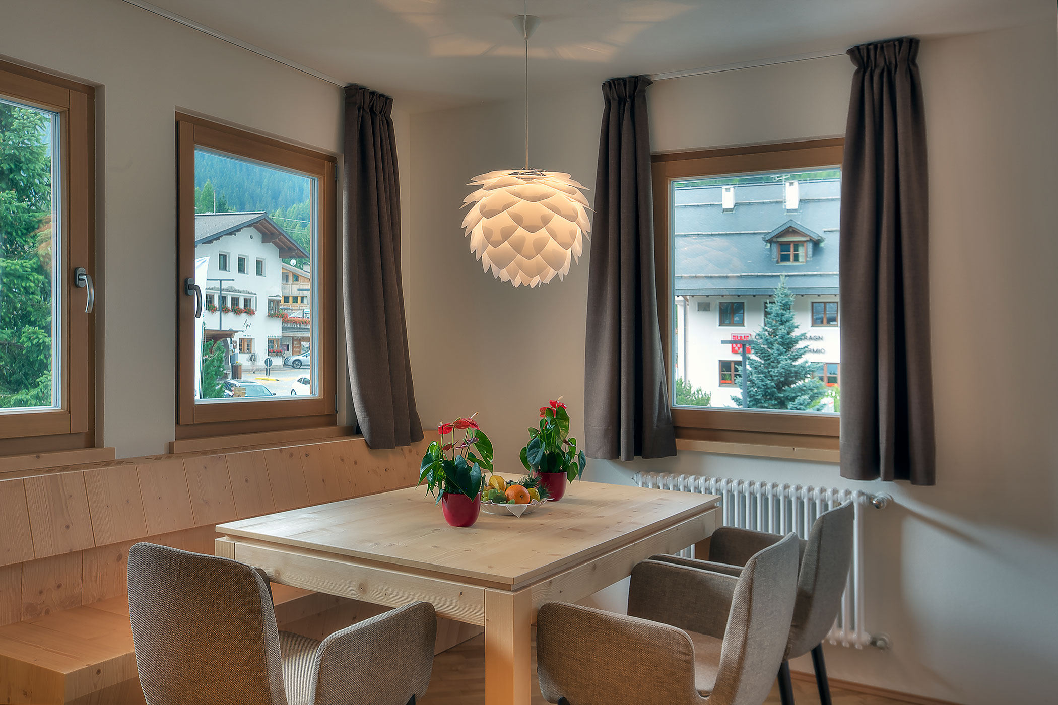 Esstisch mit Obstkorb und Blumen in der Ferienwohnung Ciampac - Posta Zimr