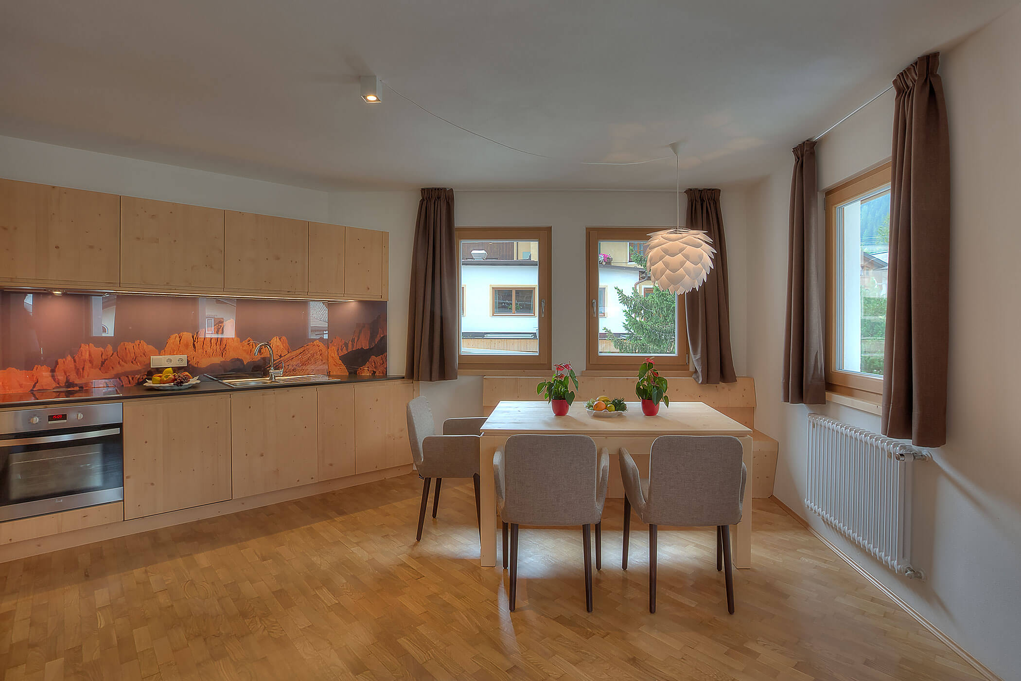 Esstisch mit Kochnische in der Ferienwohnung Ciampac - Posta Zirm