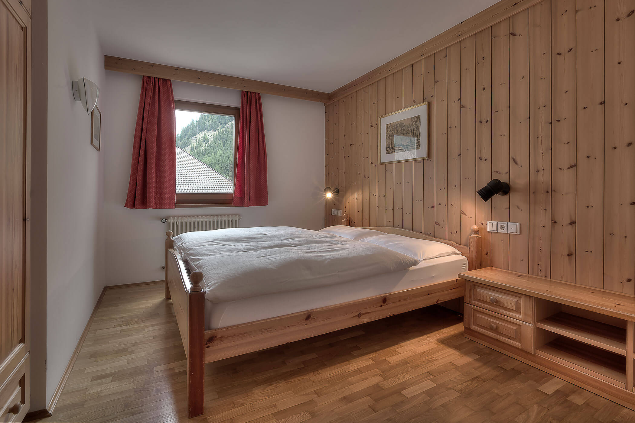 Schlafzimmer mit Doppelbett in der Ferienwohnung Ciampac - Posta Zirm
