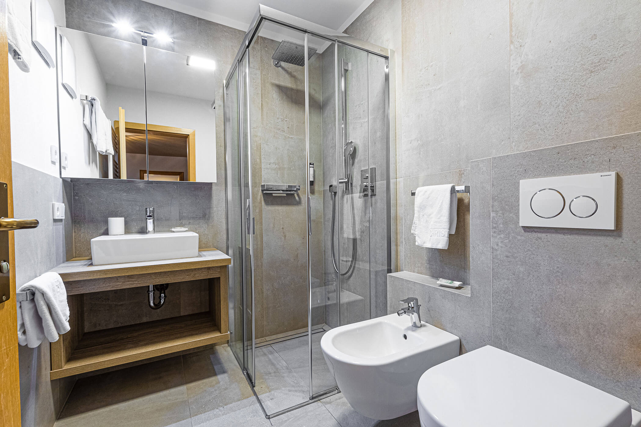 Badezimmer mit Dusche, WC, Bidet und Waschbecken in der Ferienwohnung Colalto - Posta Zirm
