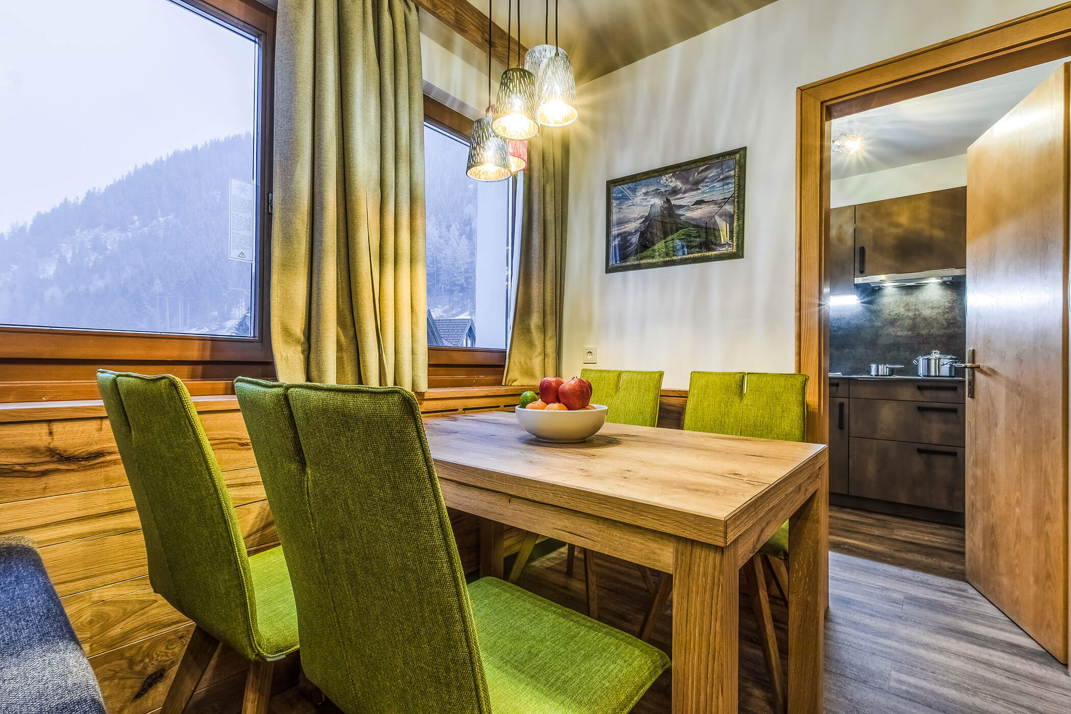 Esstisch mit Obstkorb in der Ferienwohnung Colalto - Posta Zirm