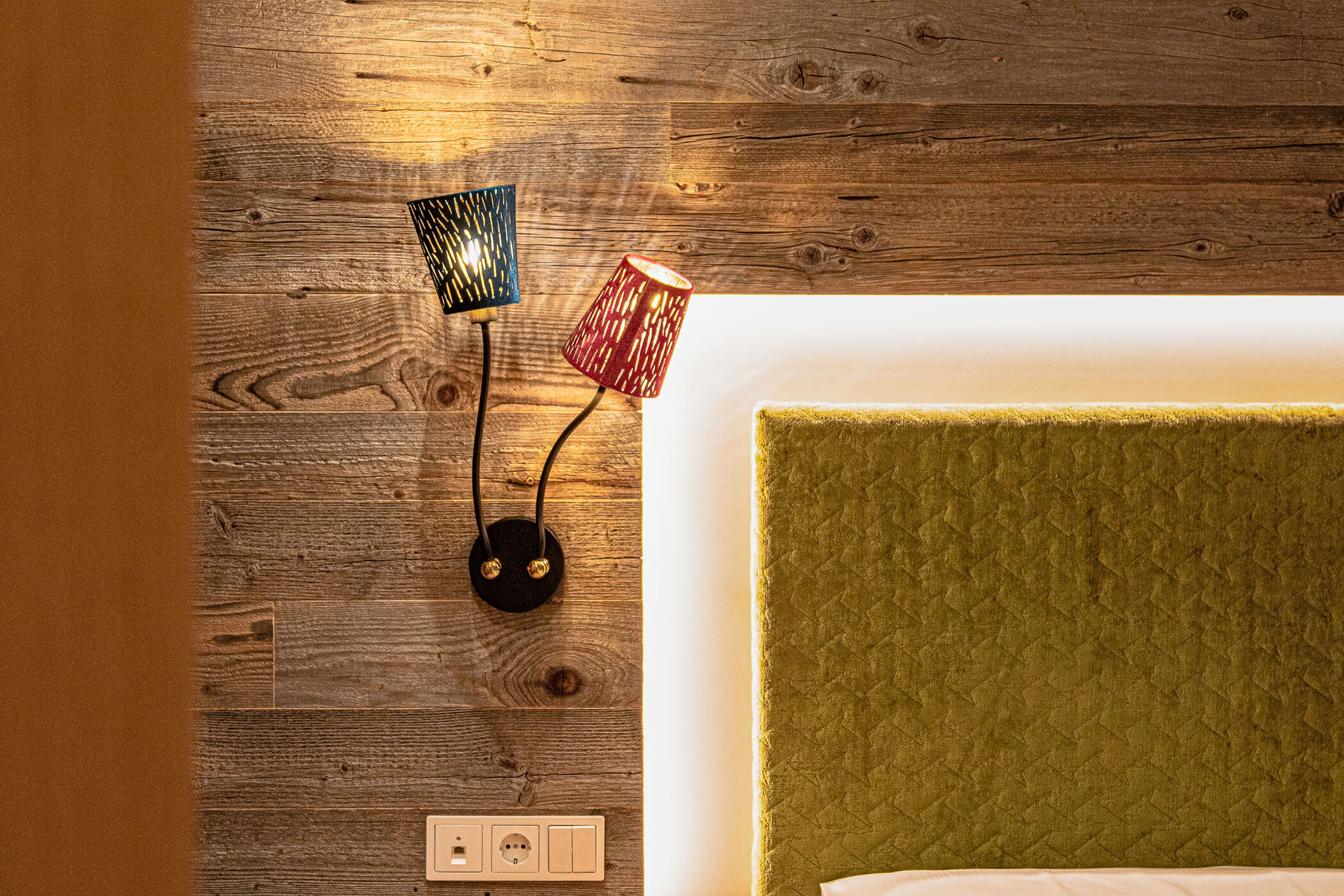 Wandlampe neben dem Bett in der Ferienwohnung Colalot - Posta Zirm