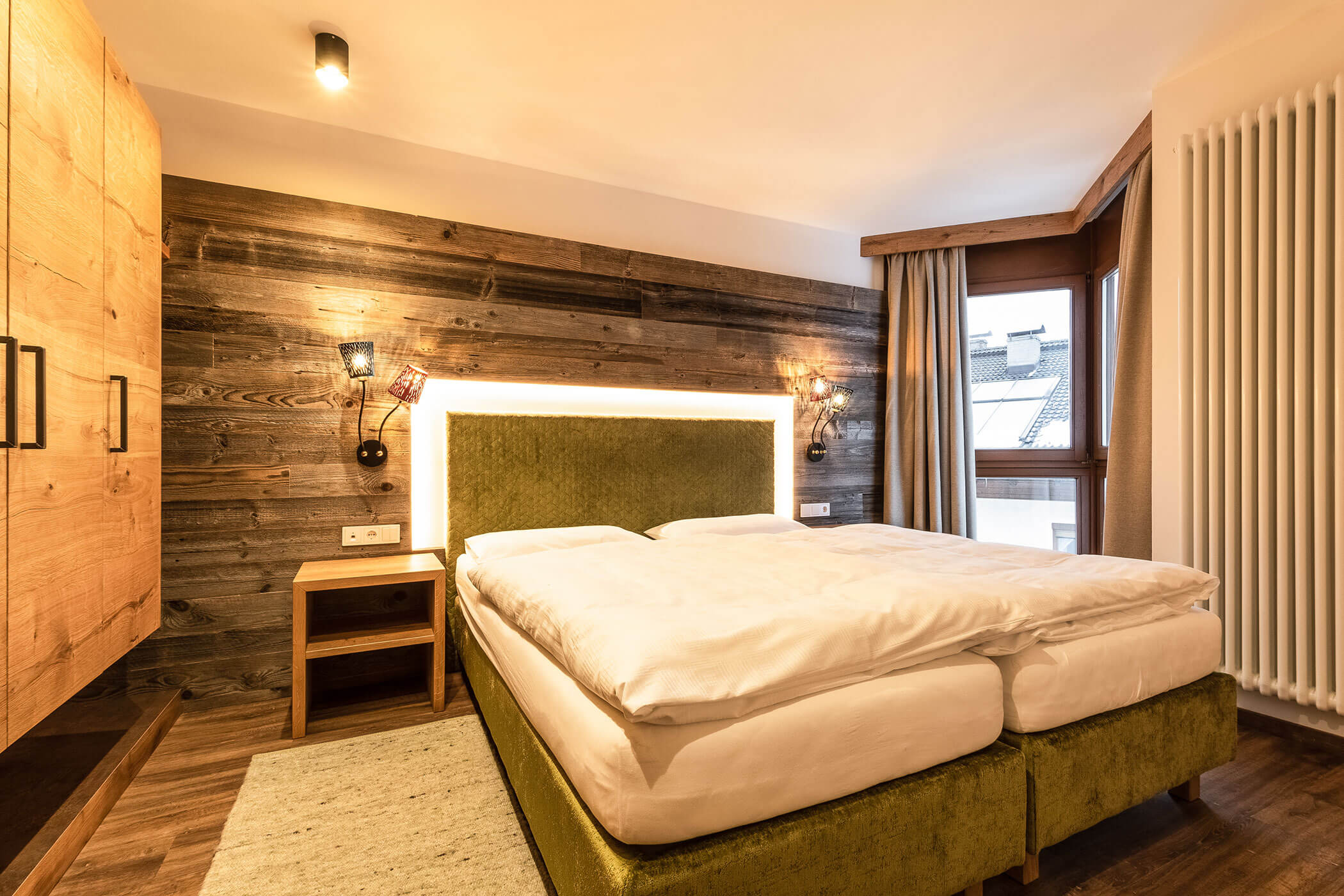 Schlafzimmer mit Doppelbett und Schrank in der Ferienwohnung Colalto - Posta Zirm