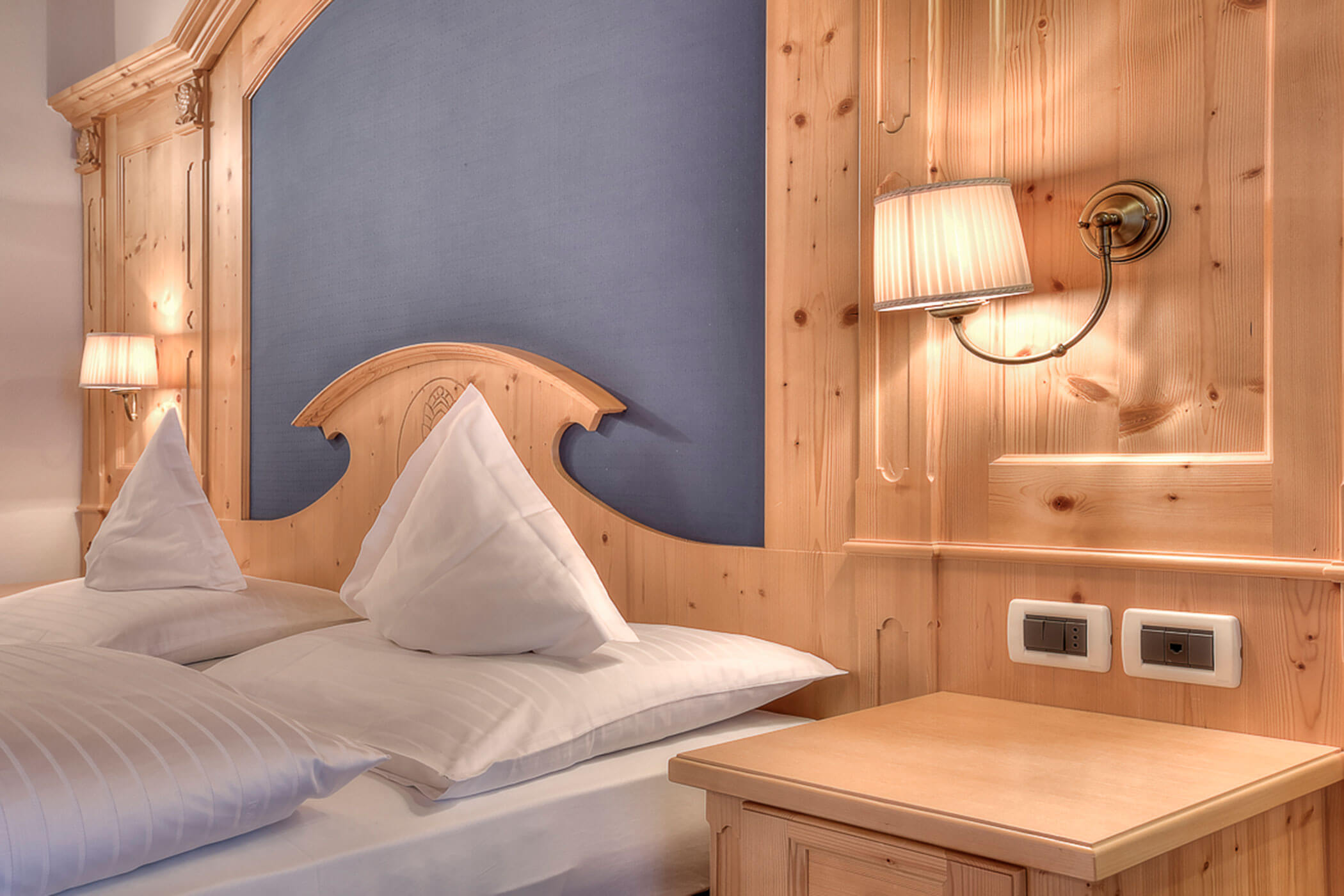 Schlafzimmer mit Doppelbett in der Ferienwohnung Gran Val - Posta Zirm