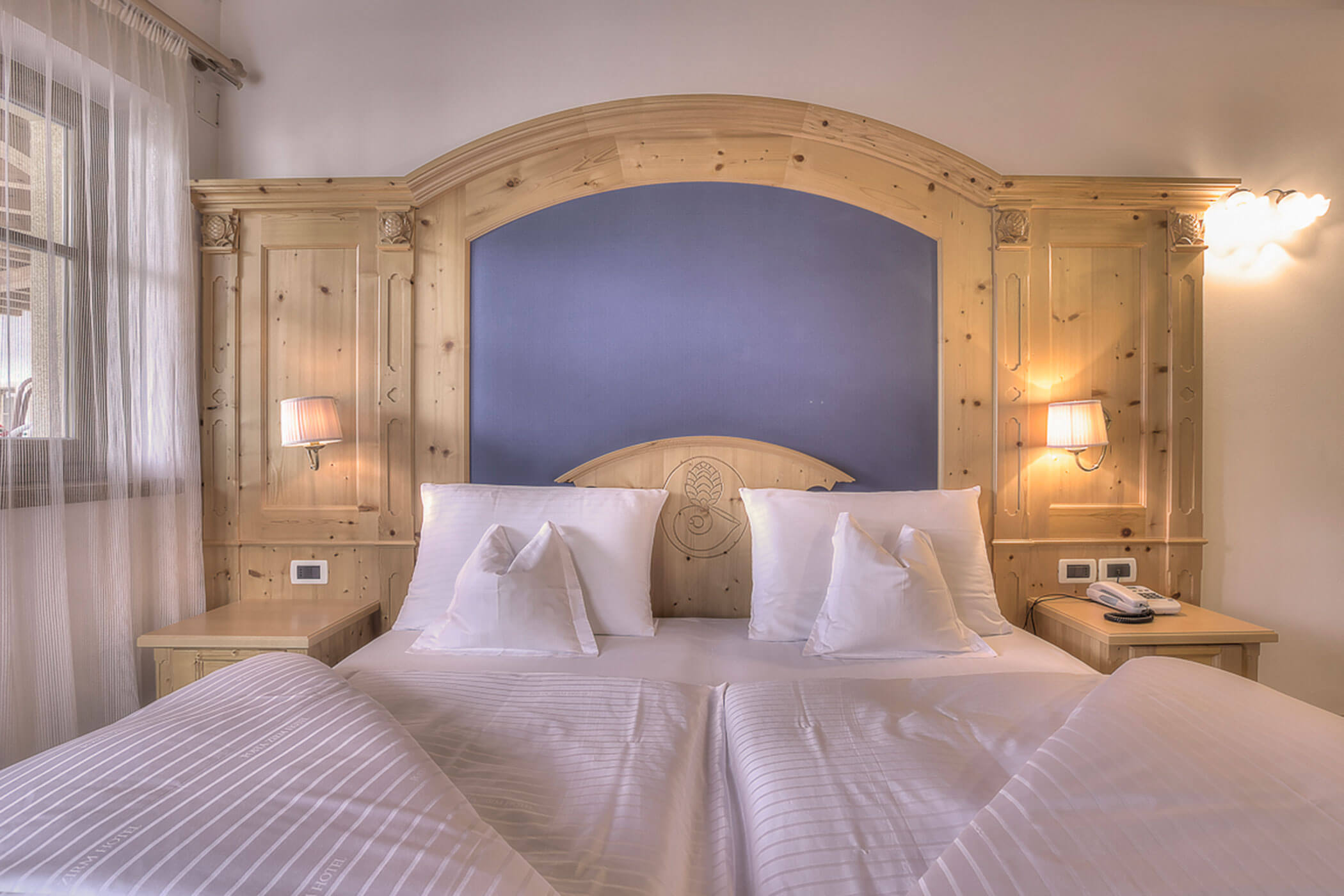 Doppelbett mit weißen Bezügen in der Ferienwohnung Gran Val - Posta Zirm