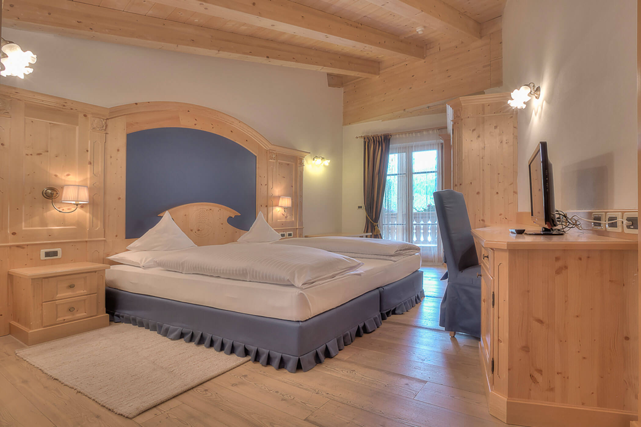 Doppelbett mit TV in der Ferienwohnung Gran Val - Posta Zirm