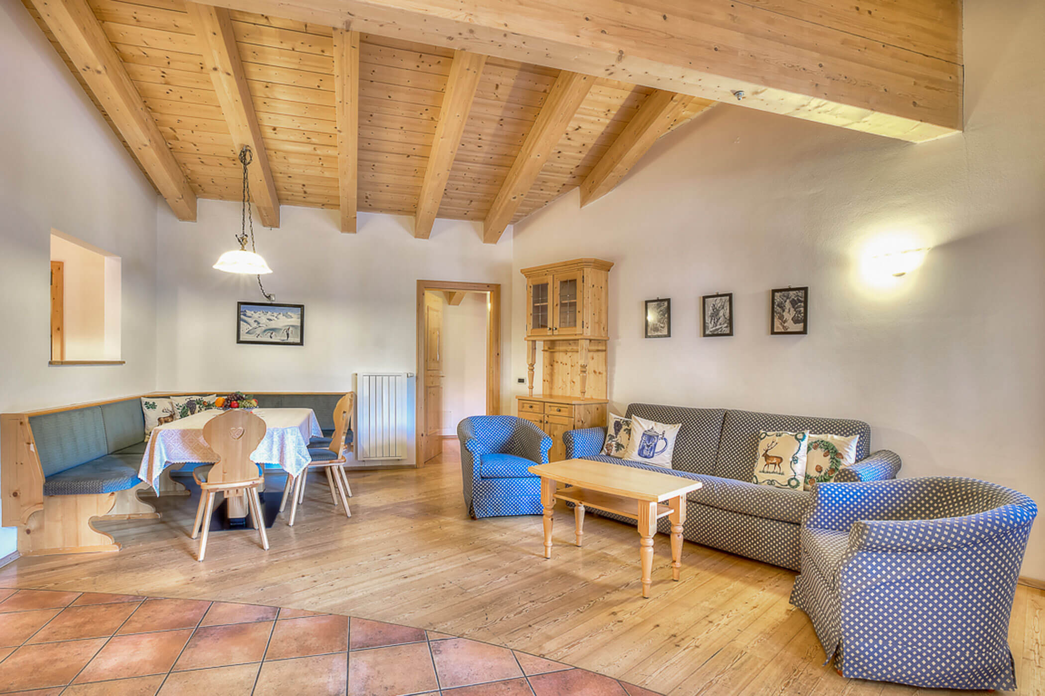 Wohnzimmer mit Esstisch und Sofa in der Ferienwohnung Gran Val - Posta Zirm