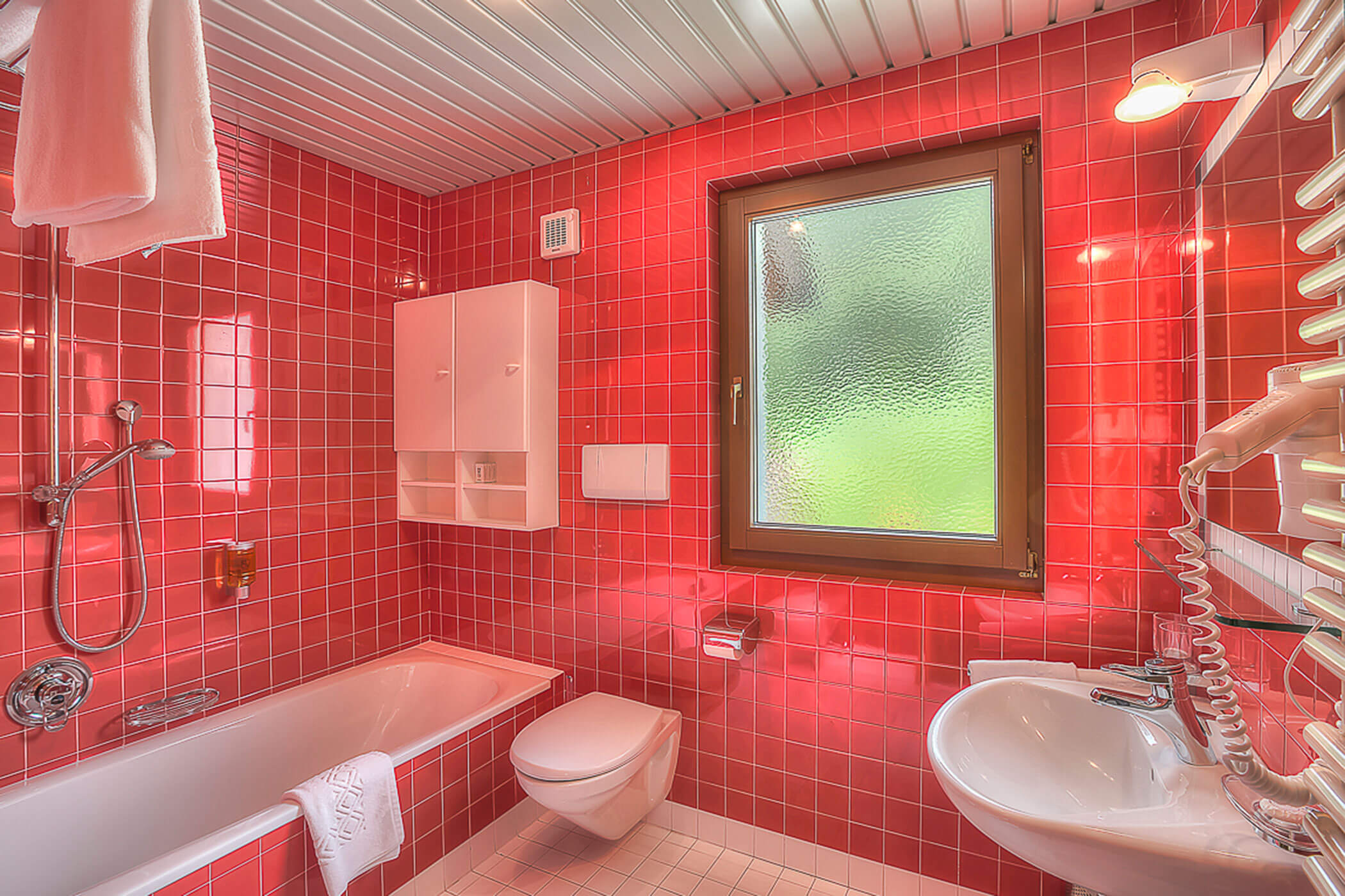 Badezimmer mit Badewanne, Waschbecken und WC in der Ferienwohnung Marmolada - Posta Zirm