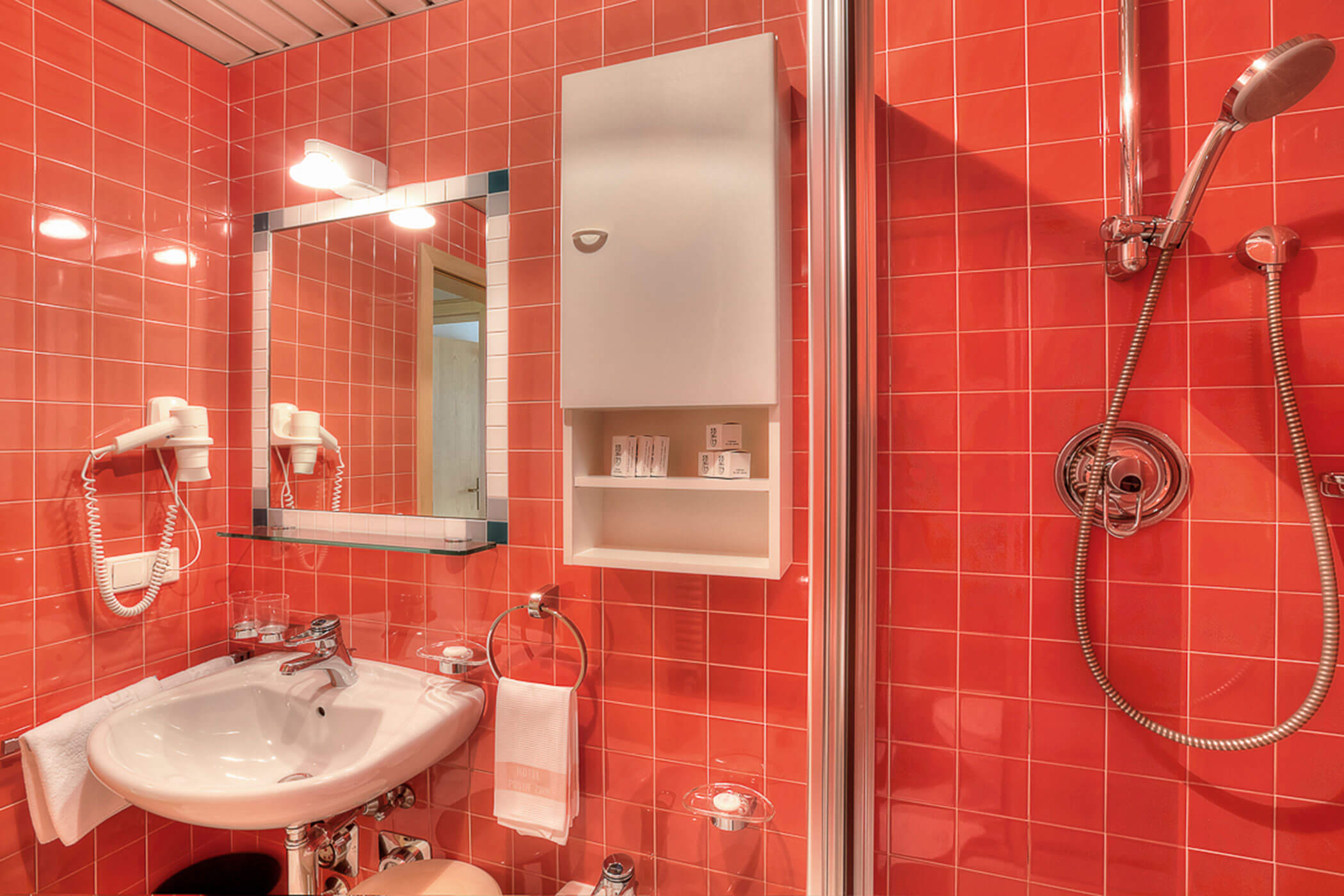 Badezimmer mit Dusche und Waschbecken in der Ferienwohnung Marmolada - Posta Zirm
