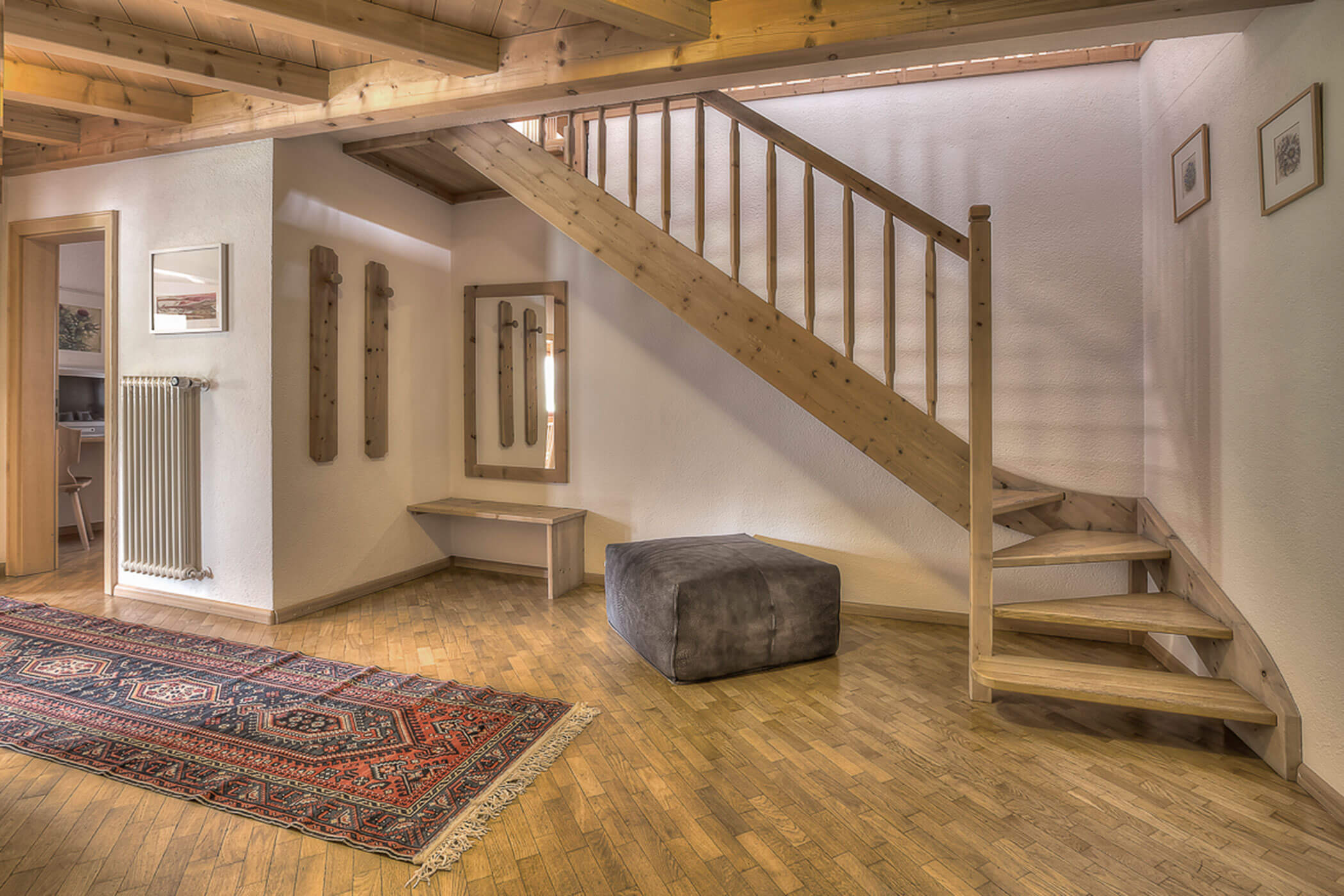 Eingangsbereich mit Garderobe in der Ferienwohnung Marmolada - Posta Zirm