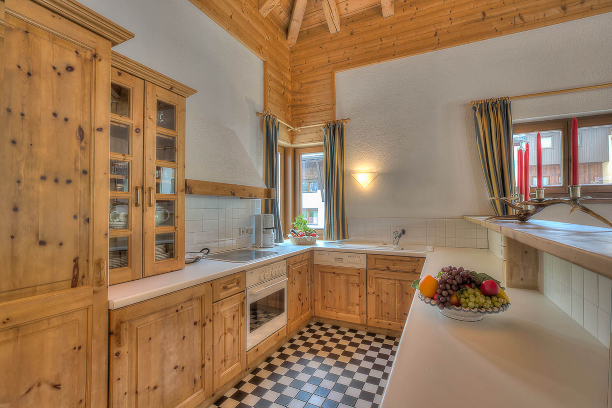Küche mit Ofen und Kaffeemaschine in der Ferienwohnung Marmolada - Posta Zirm
