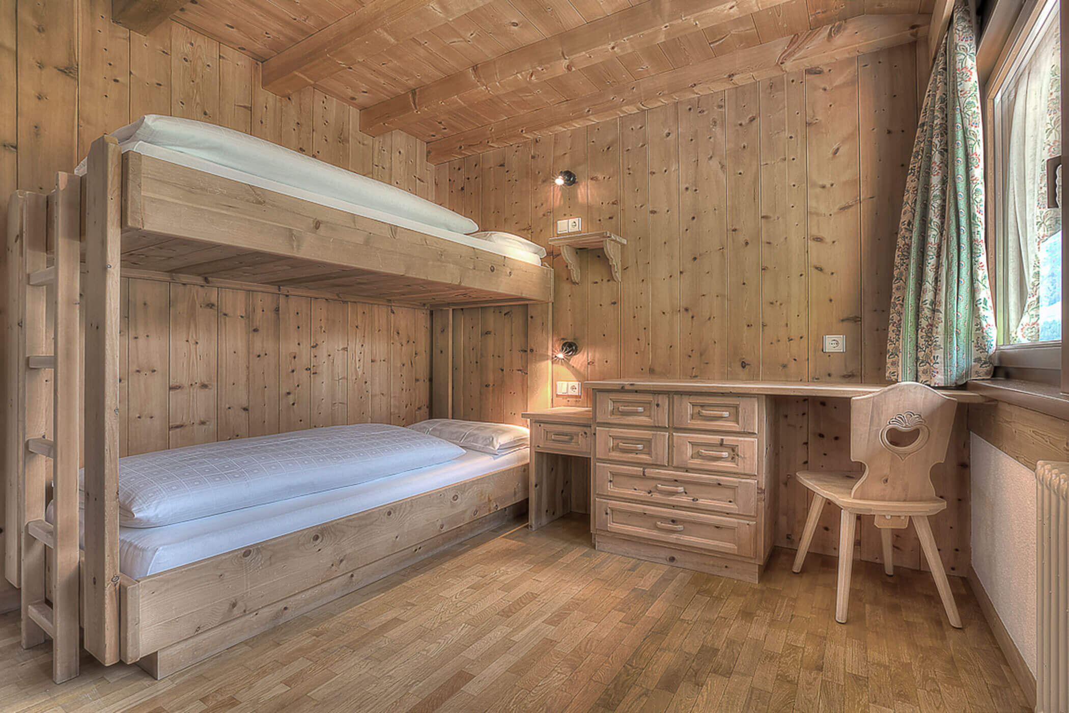Schlafzimmer mit Stockbett und Schreibtisch in der Ferienwohnung Marmolada - Posta Zirm