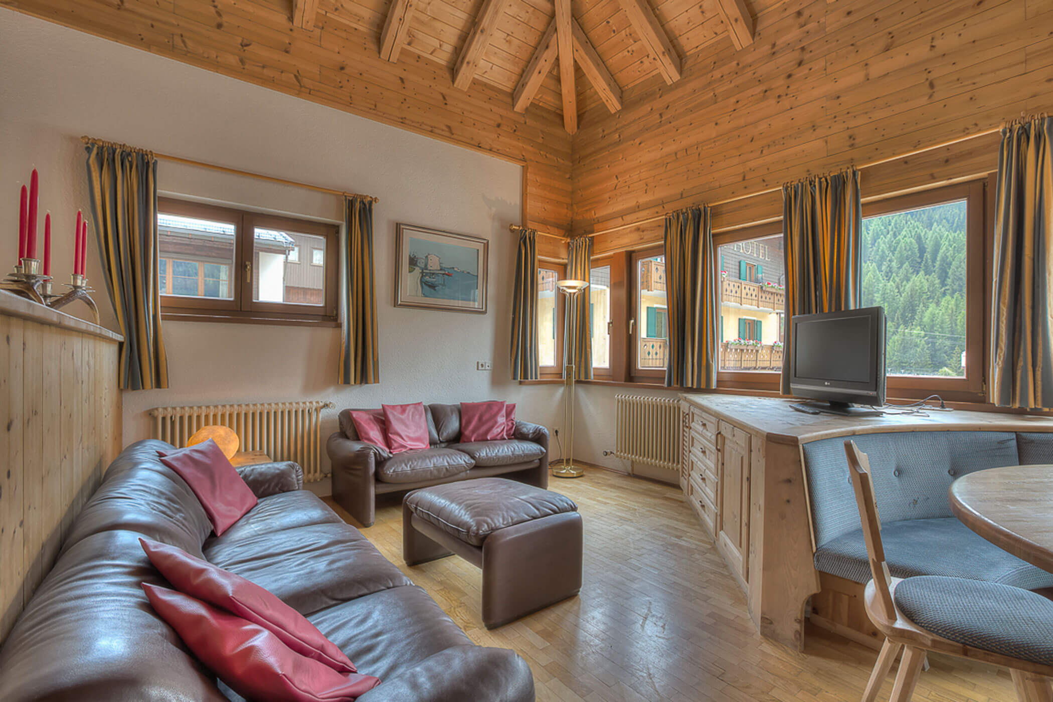 Wohnzimmer mit Sofa und TV in der Ferienwohnung Marmolada - Posta Zirm