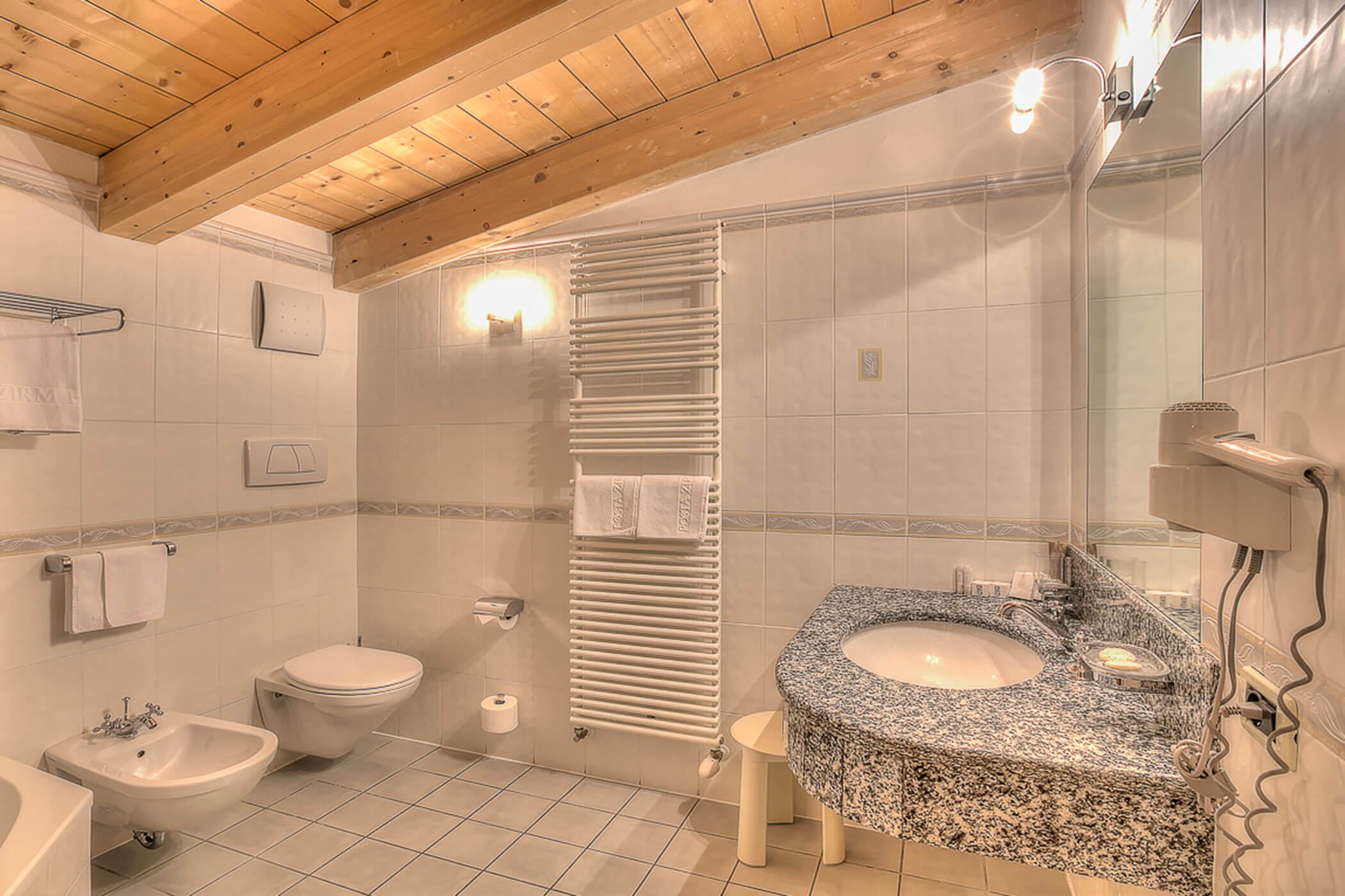 Badezimmer mit WC, Bidet und Waschbecken in der Ferienwohnung Rütort - Posta Zirm