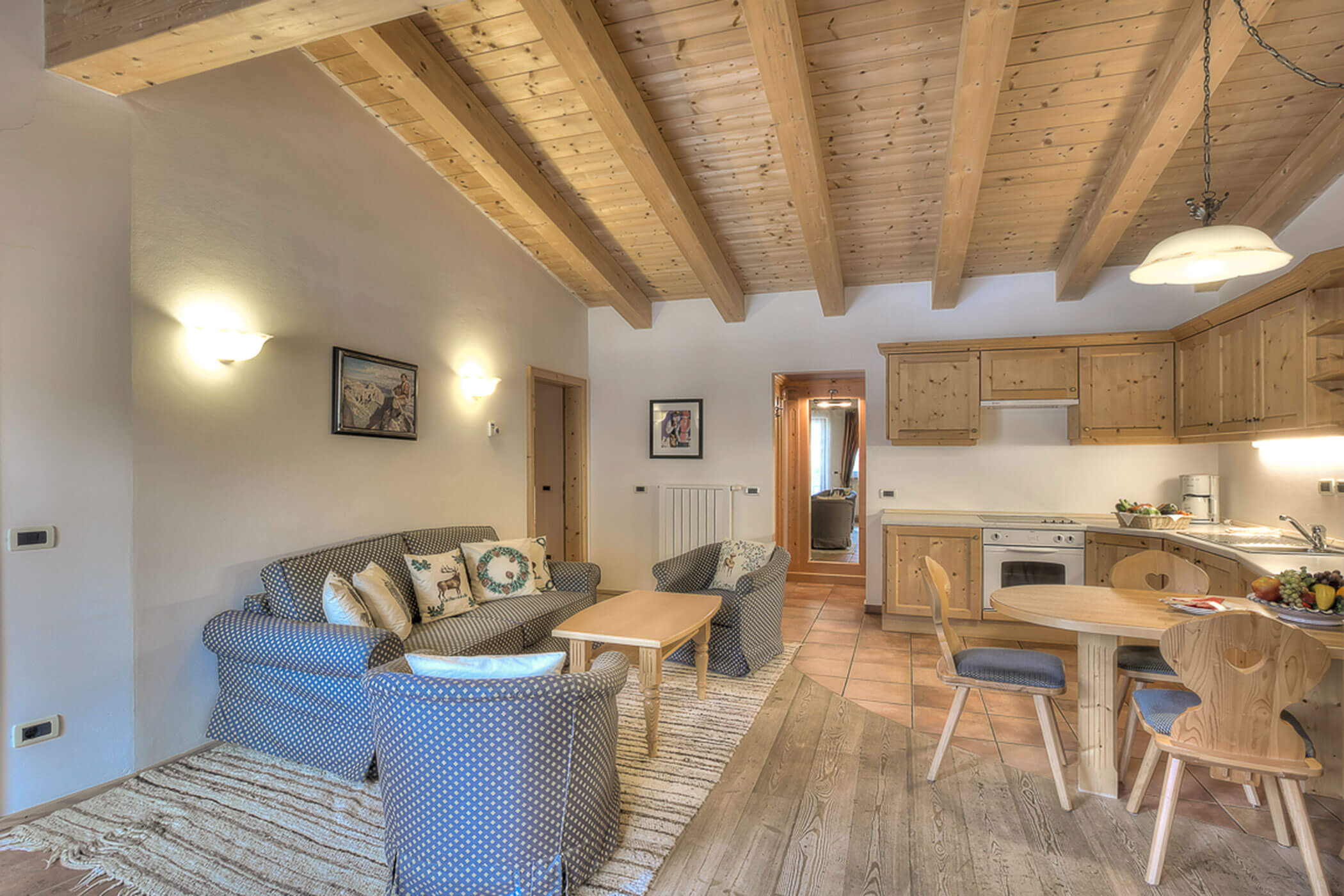 Wohn- und Esszimmer mit Küche in der Ferienwohnung Rütort - Posta Zirm