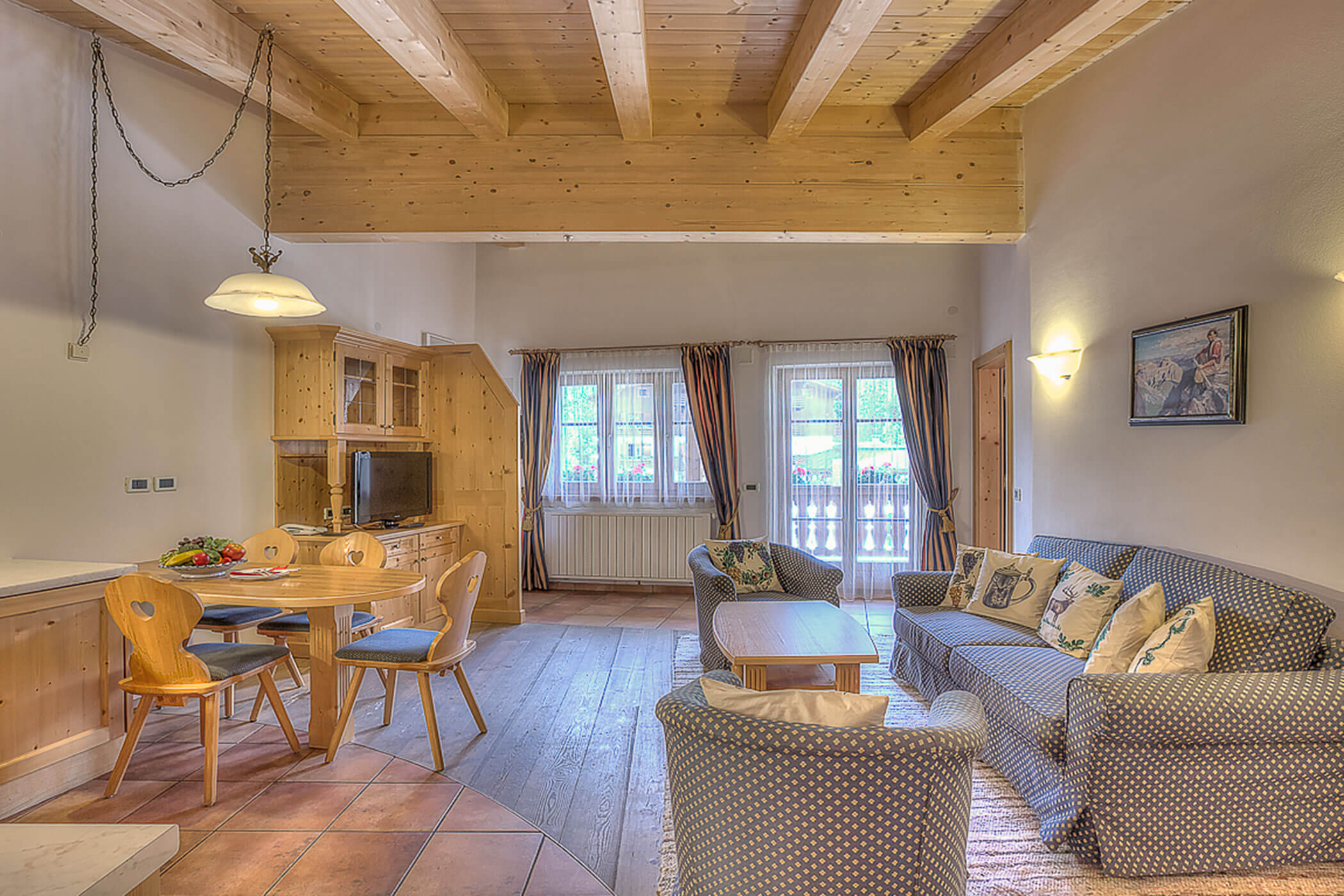 Wohn- und Esszimmer in der Ferienwohnung Rütort - Posta Zirm