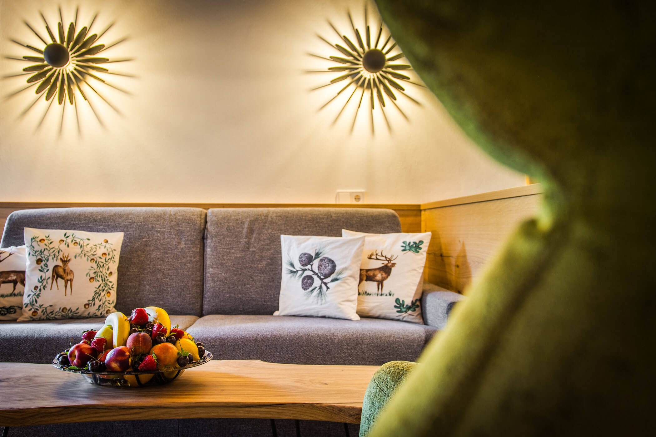 Sofa mit Holztisch und Obstkorb in der Ferienwohnung Sassongher - Posta Zirm