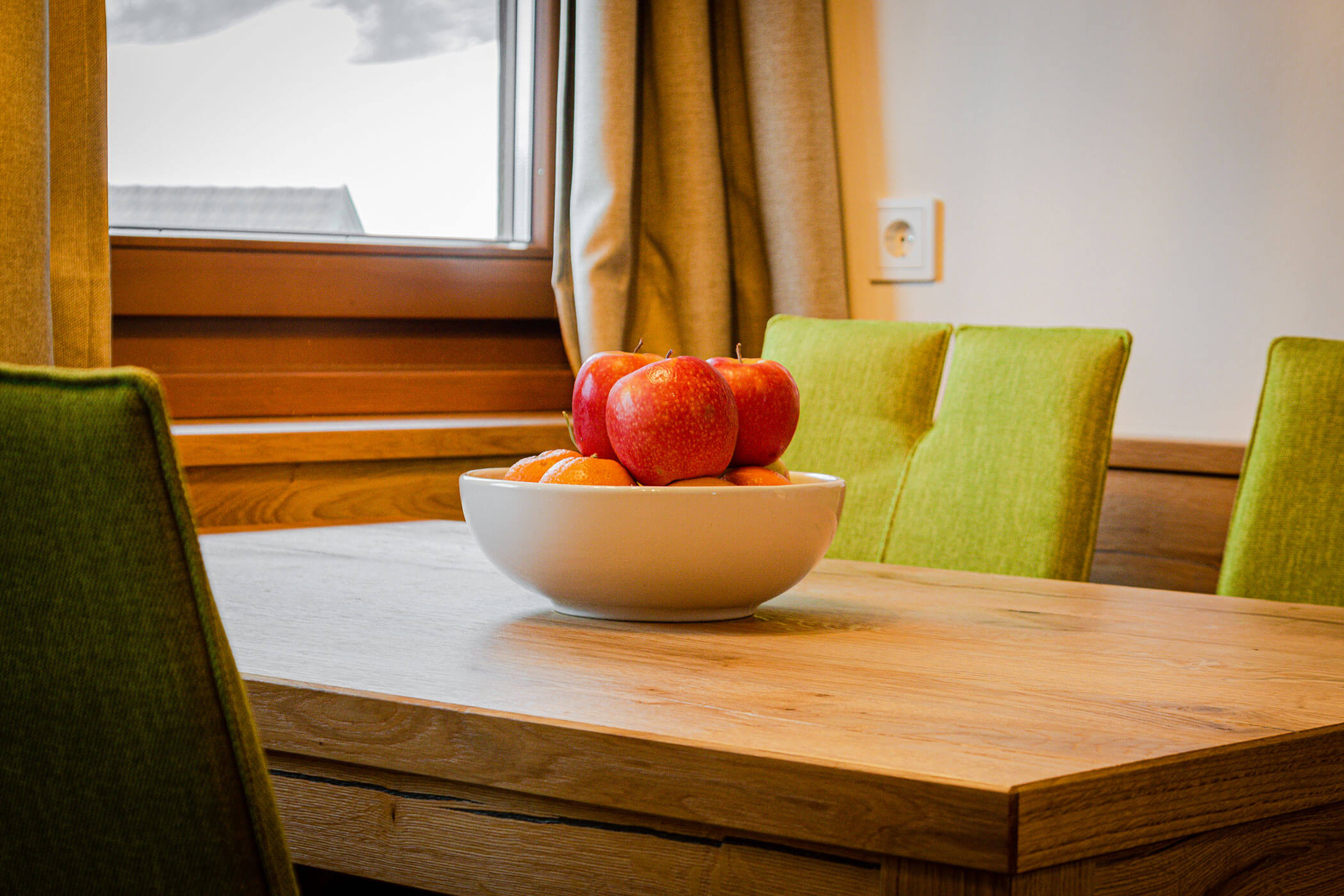 Esstisch mit Obstkorb in der Ferienwohnung Settsass - Posta Zirm