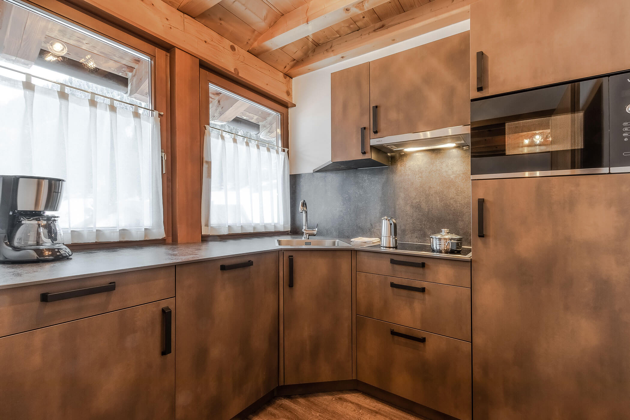 Küche mit Mikrowelle und Kaffeemaschine in der Ferienwohnung Settsass - Posta Zirm