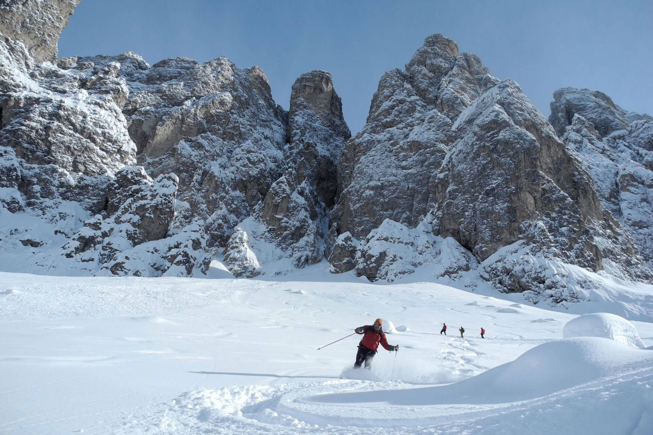 Ein Skitourengeher beim Hinunterfahren im Tiefschnee - Posta Zirm